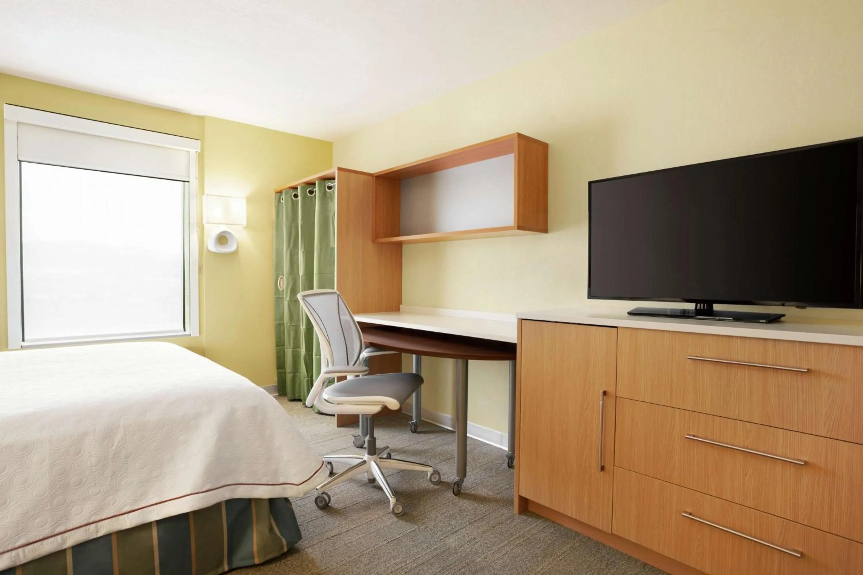 Bedroom, Bed in Home2 Suites By Hilton Elko