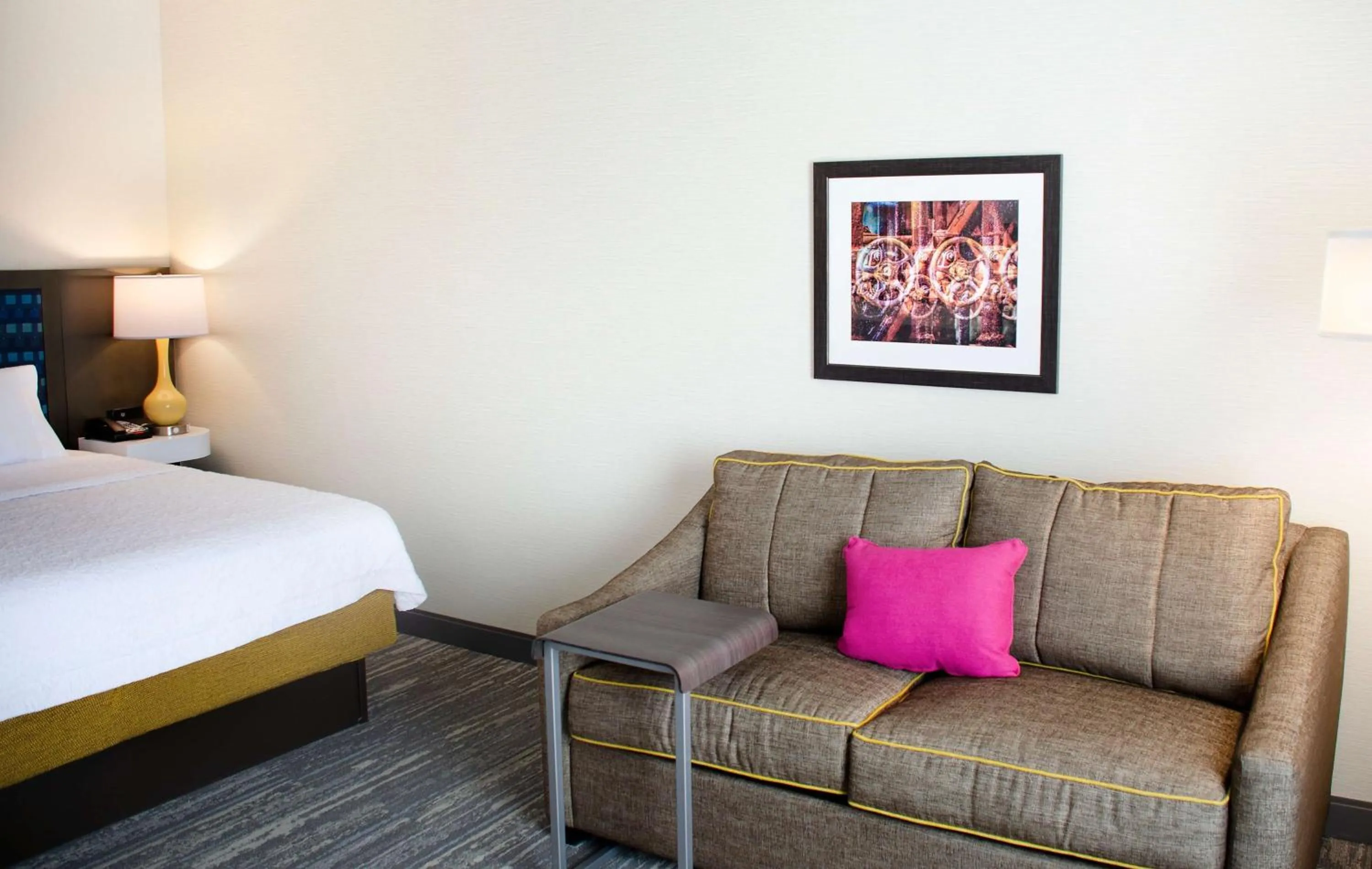 Living room, Bed in Hampton Inn Lebanon