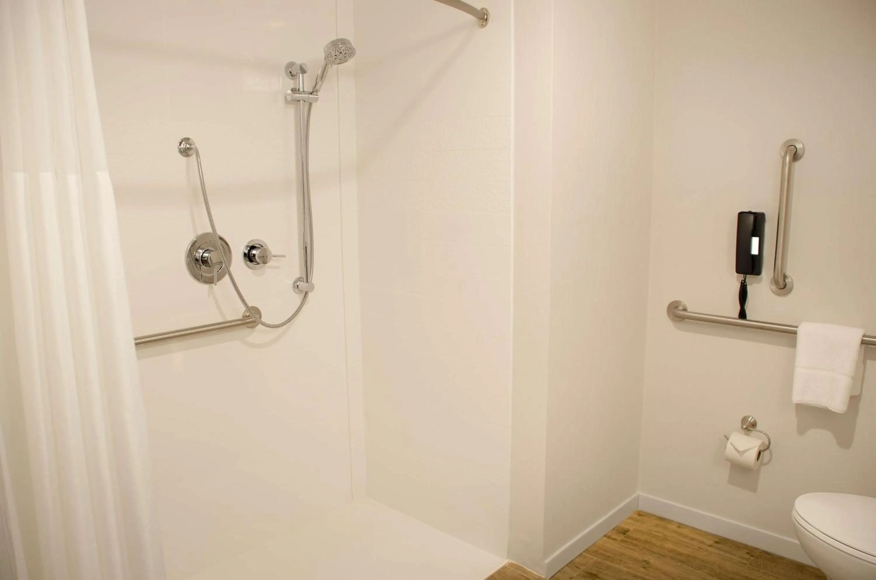 Bathroom in Hampton Inn Lebanon