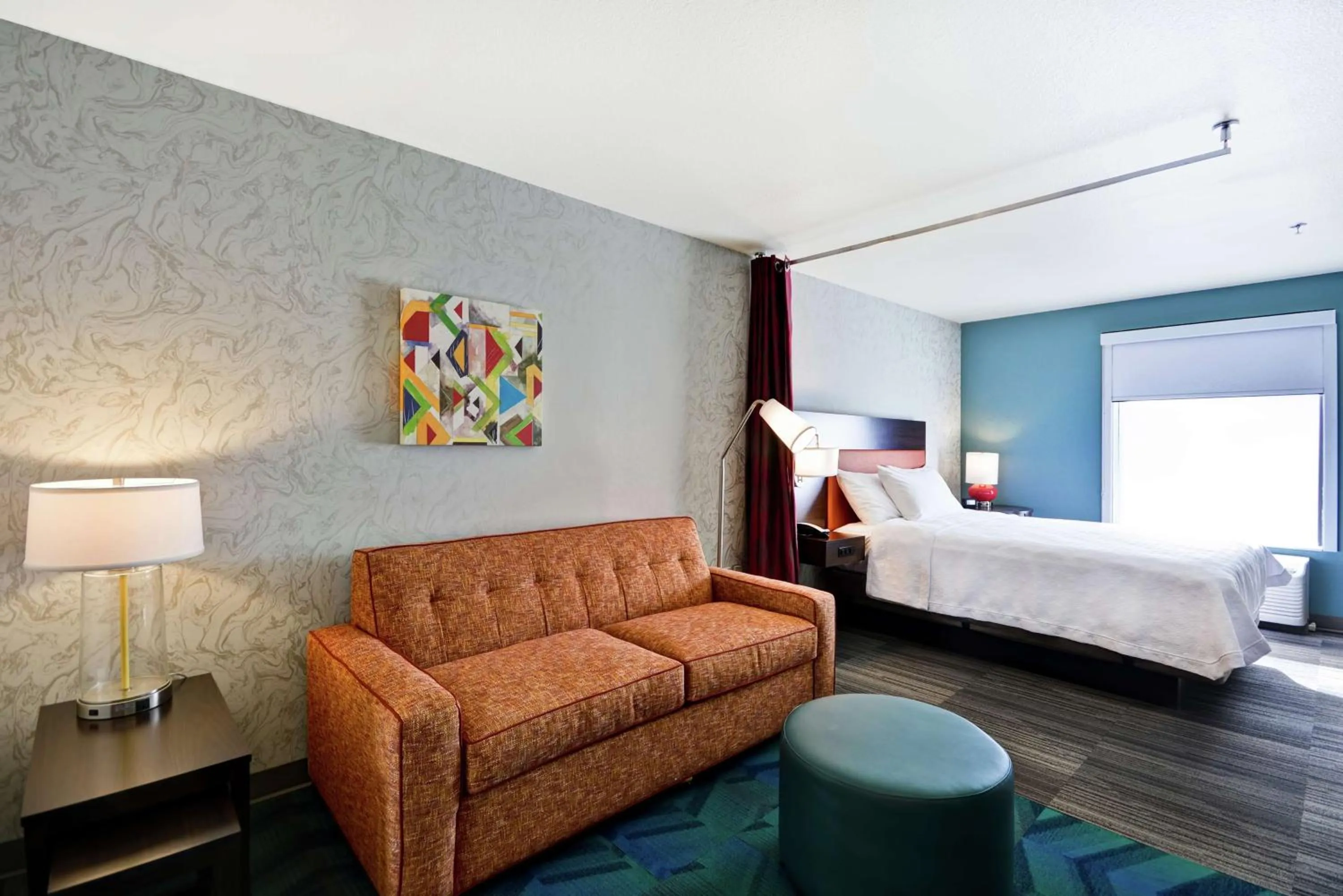 Living room, Bed in Home2 Suites By Hilton Carbondale