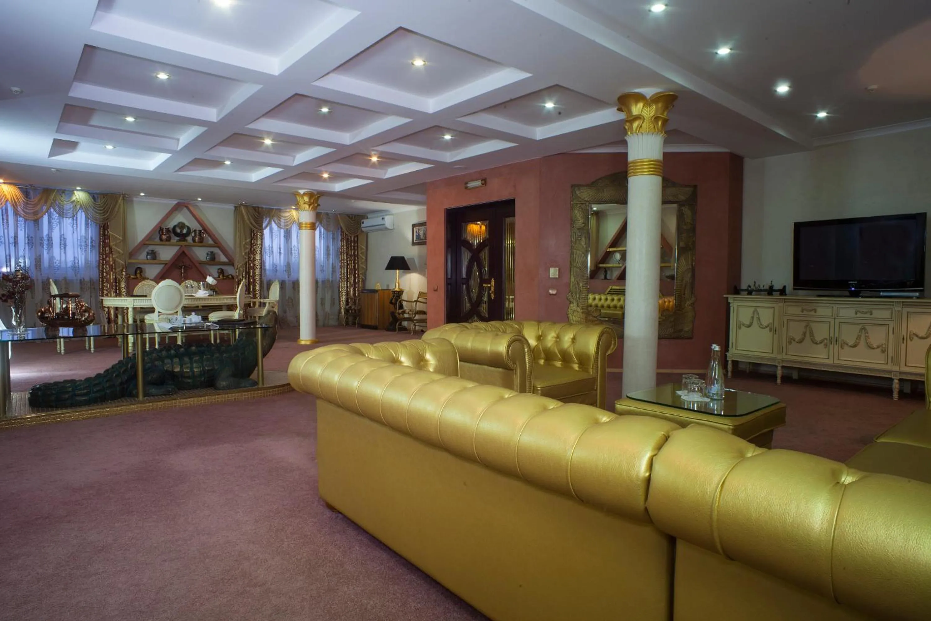 Communal lounge/ TV room in Отель Фараон