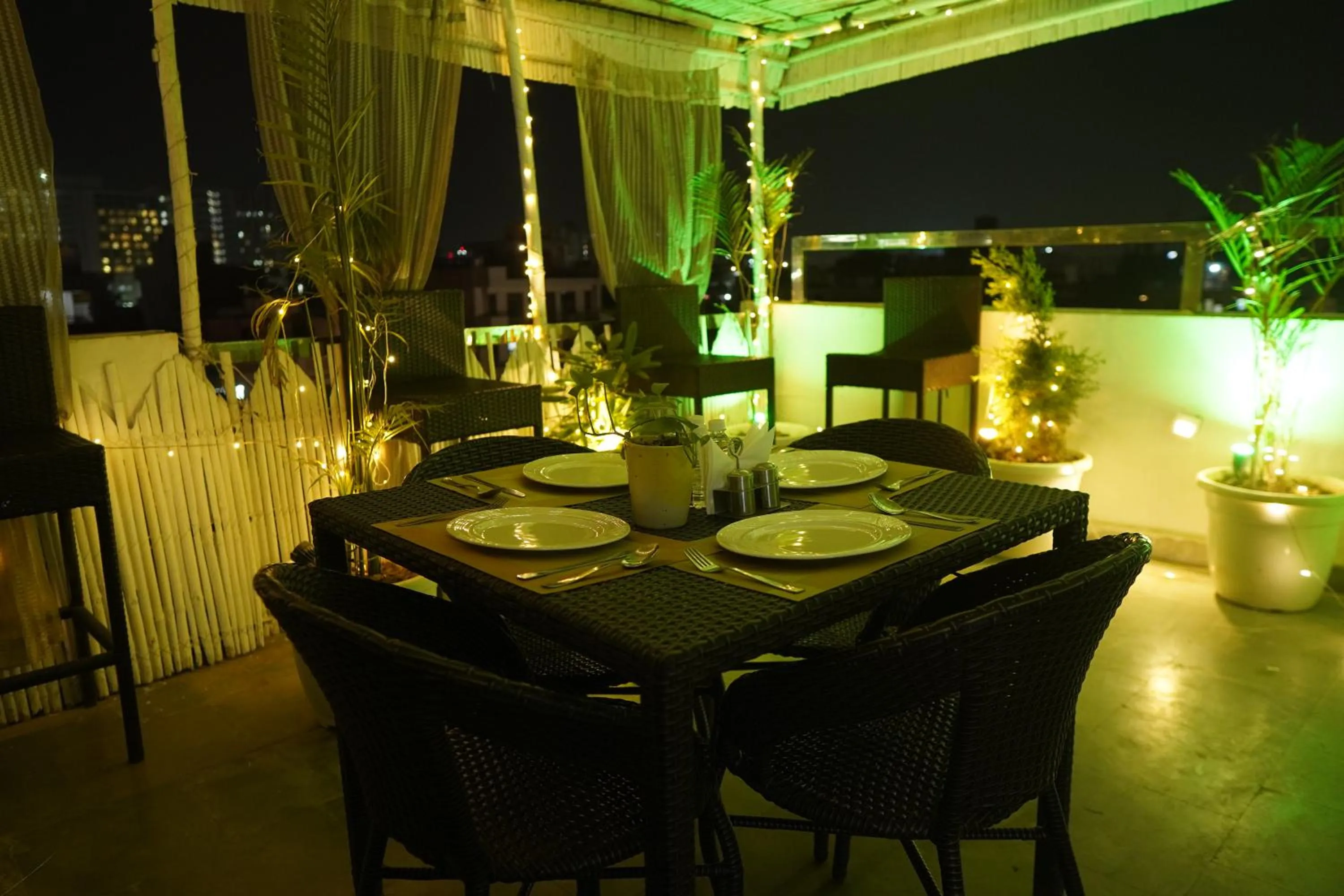 Restaurant/places to eat in Vivid Boutique Hotel, Medanta, Gurugram