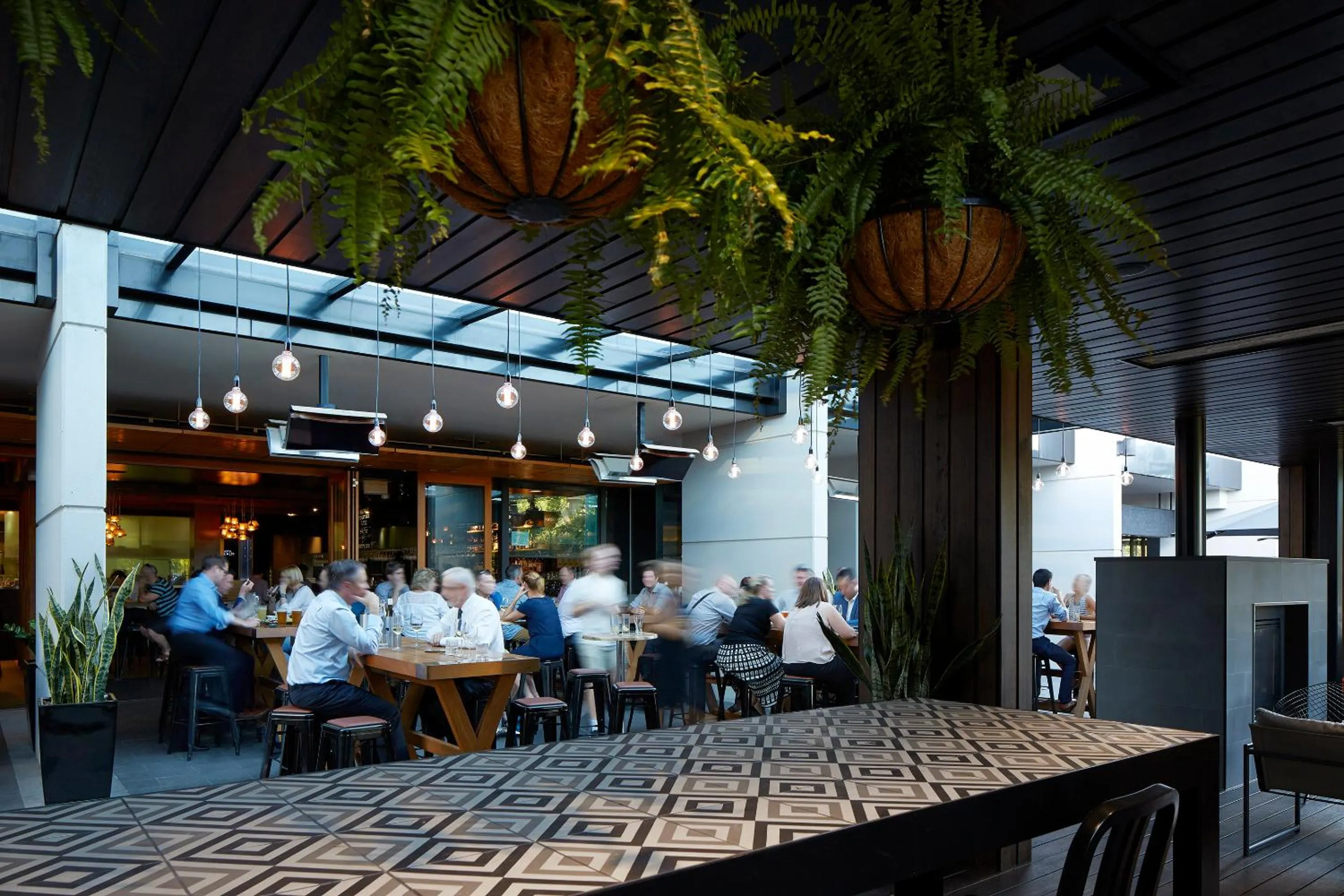 Restaurant/places to eat in Burbury Hotel & Apartments