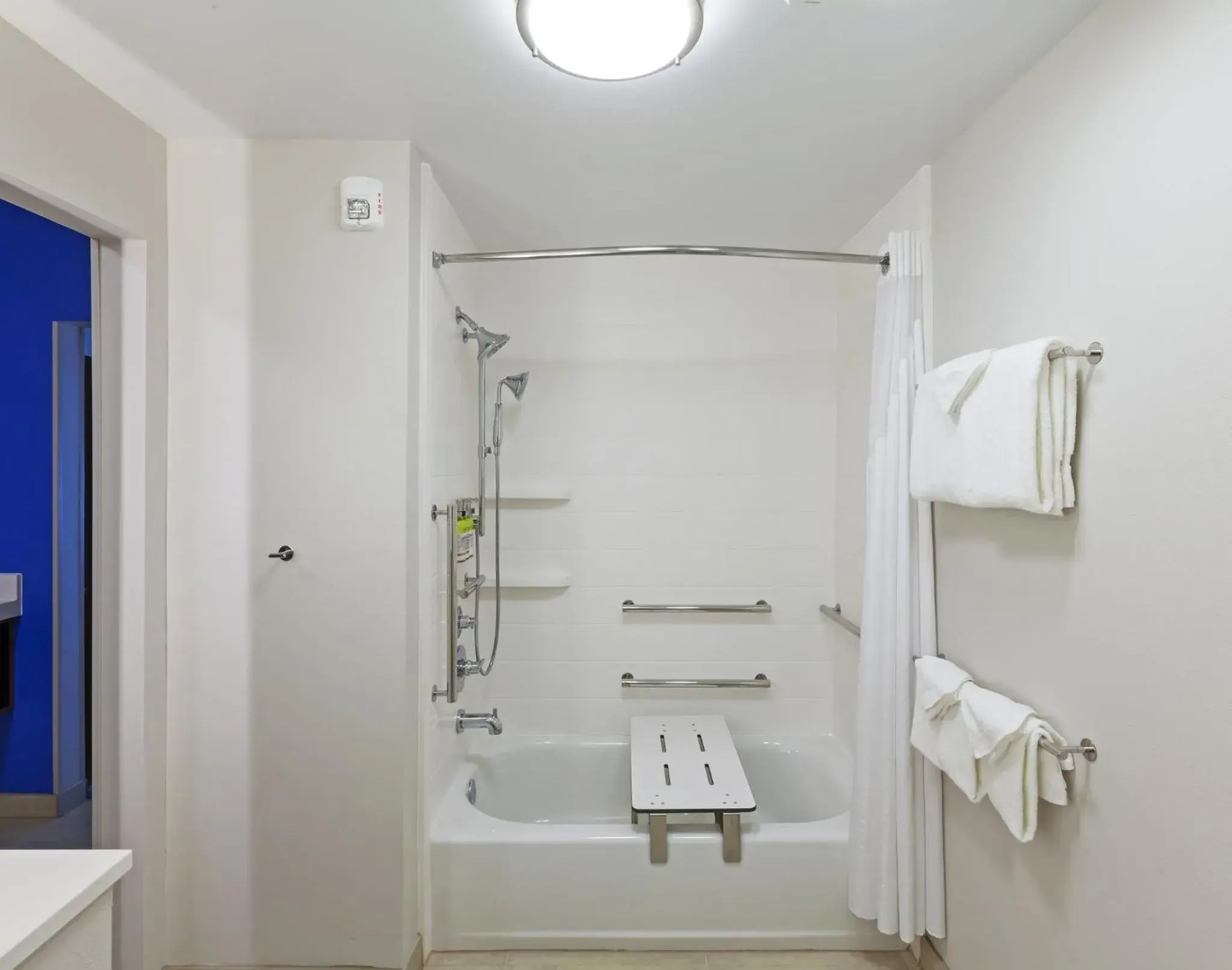 King Room - Disability Access in Holiday Inn Express & Suites Tulsa South - Woodland Hills by IHG King Room - Disability Access in Holiday Inn Express & Suites Tulsa South - Woodland Hills by IHG