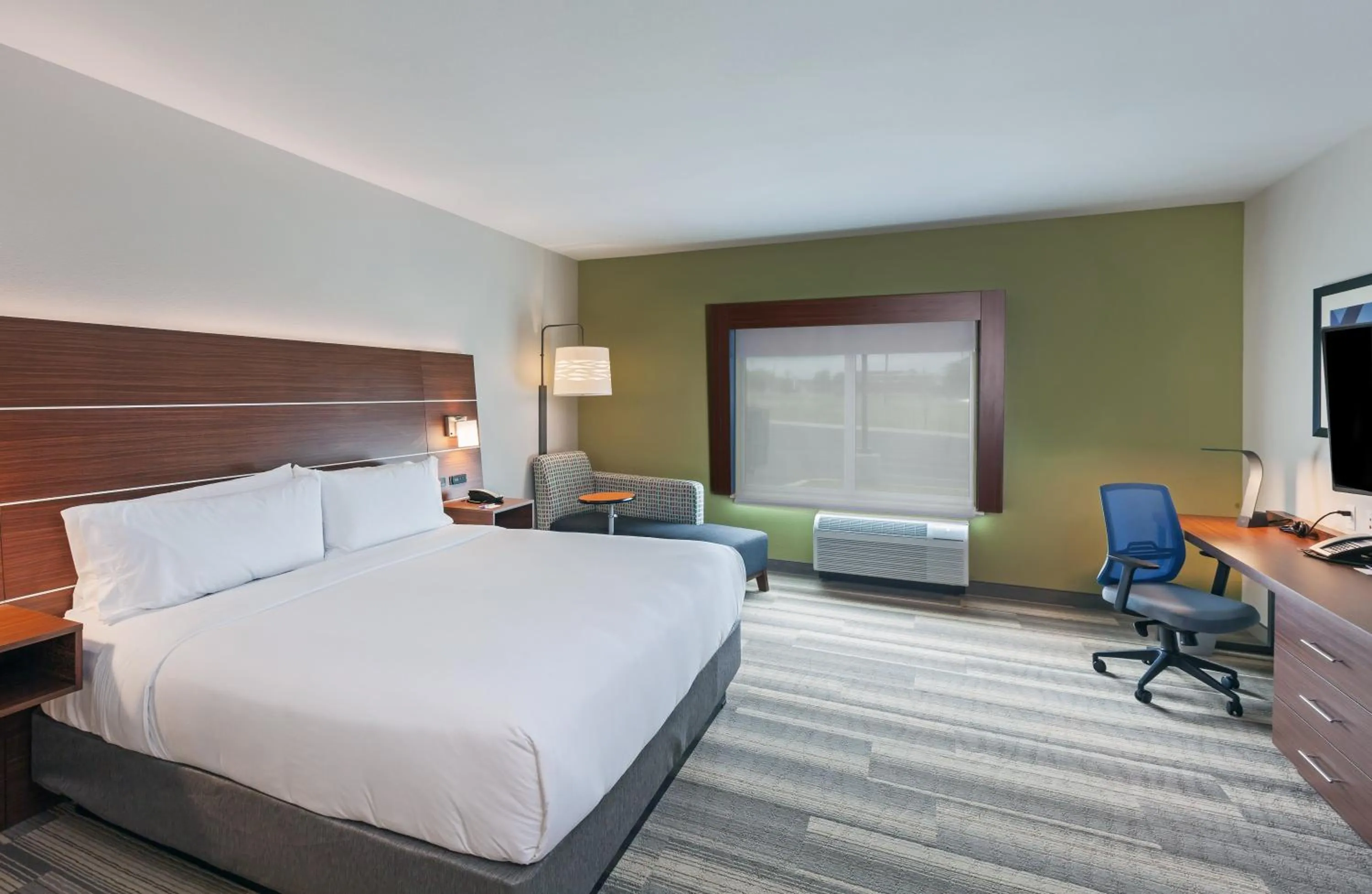 Photo of the whole room, Bed in Holiday Inn Express & Suites Tulsa South - Woodland Hills by IHG