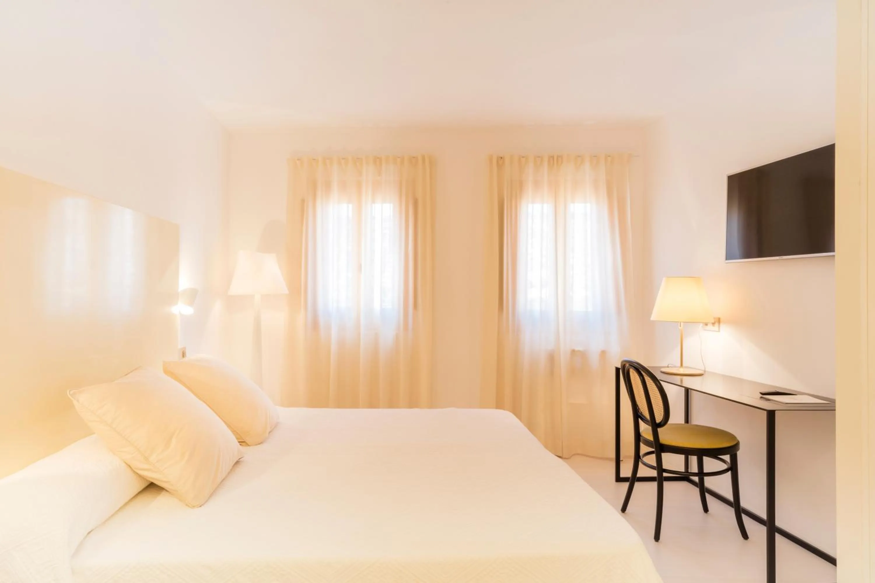 Communal lounge/ TV room, Bed in Fonda Llabres Boutique