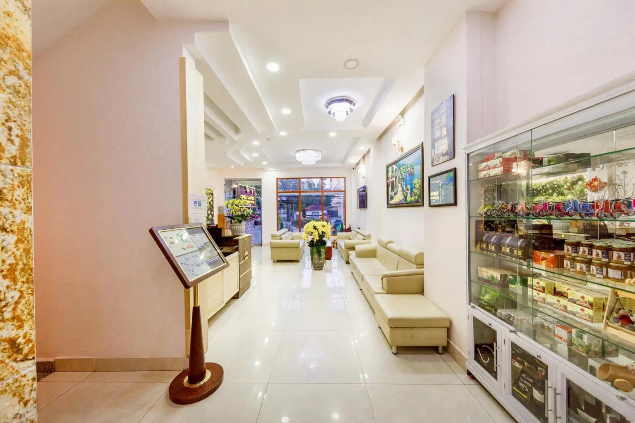 Lounge or bar in Golden Bee Hotel