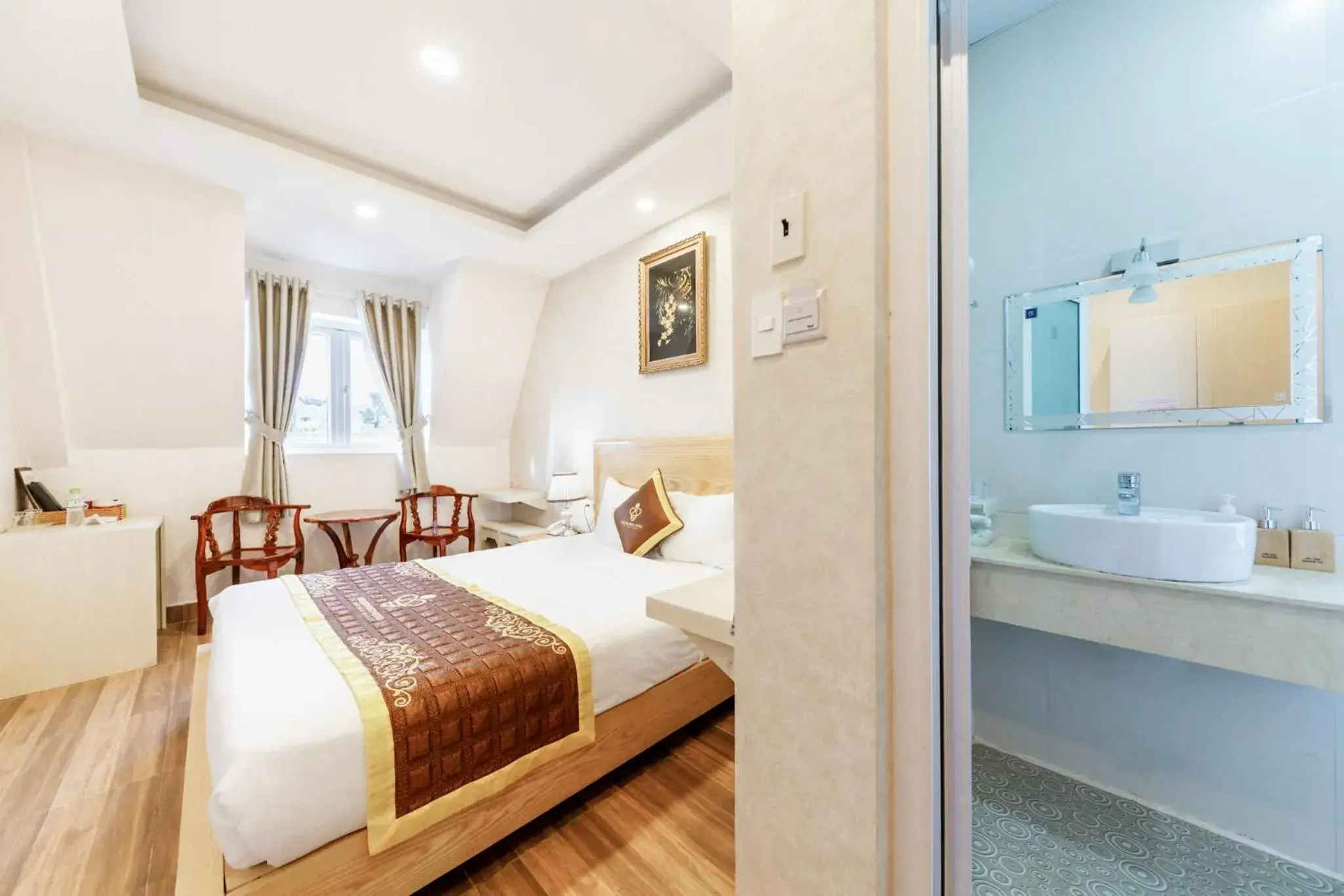 Bedroom, Bed in Golden Bee Hotel Bedroom, Bed in Golden Bee Hotel