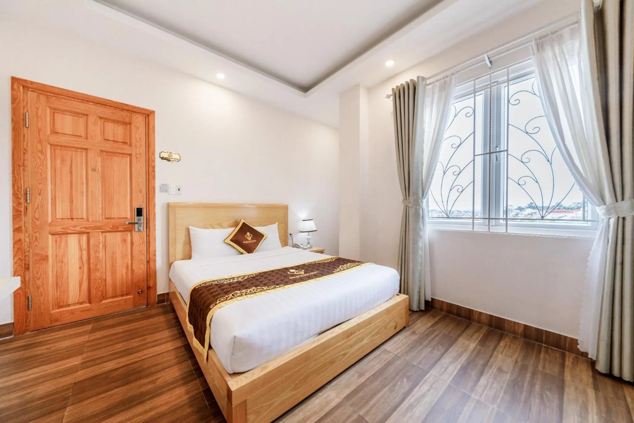 Bedroom, Bed in Golden Bee Hotel