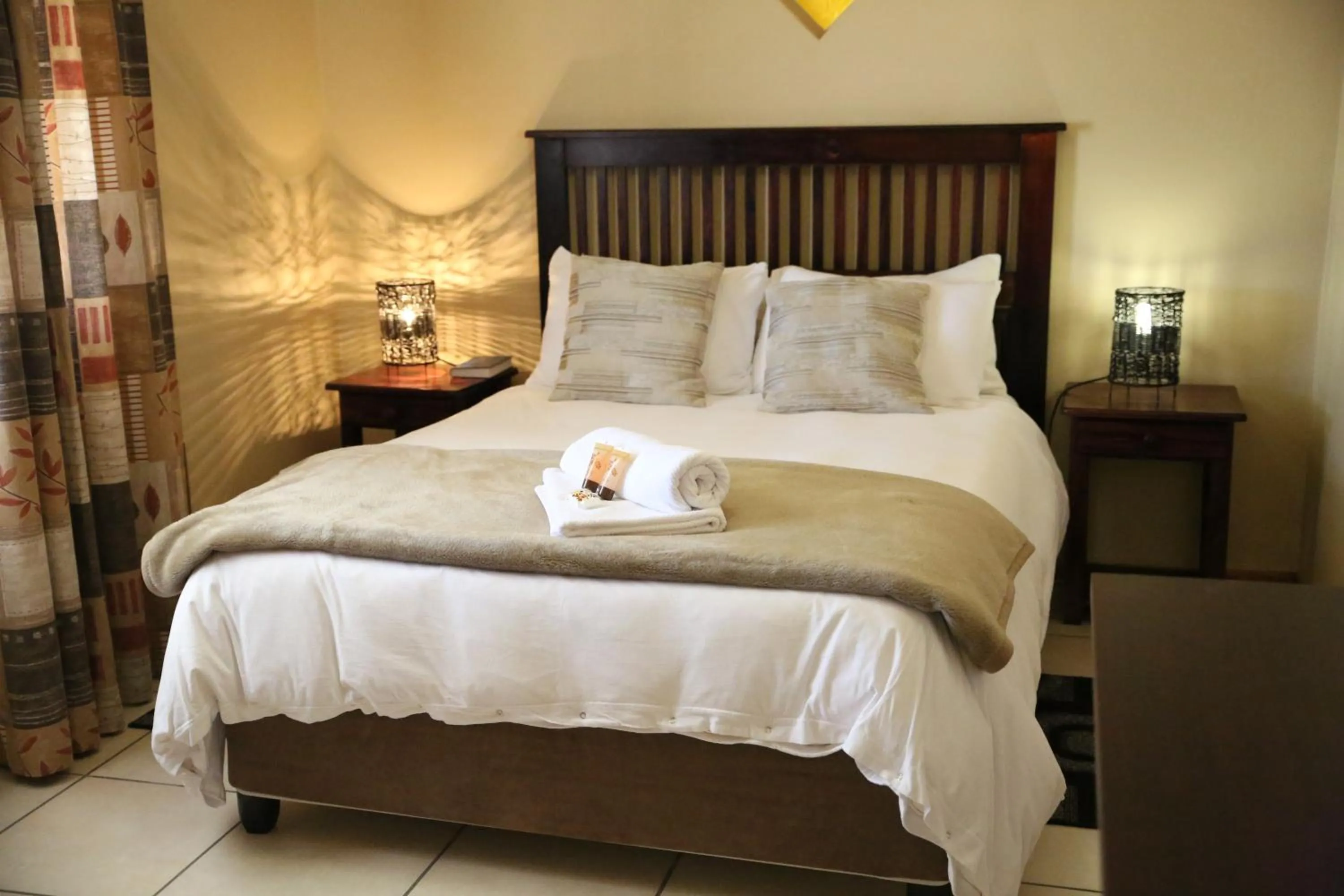 Bedroom, Bed in Augrabies De Oude Stoor Guesthouse