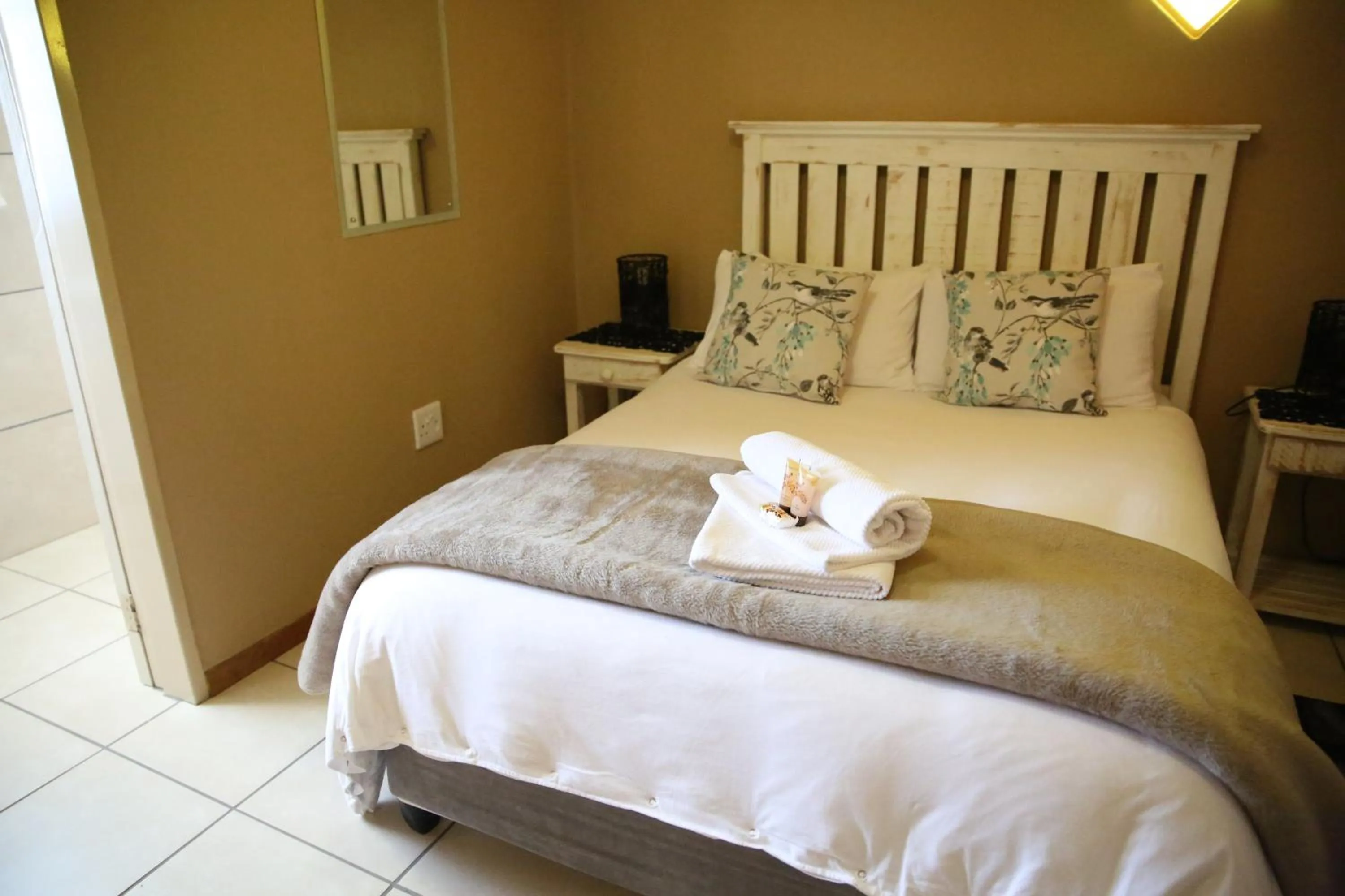 Bedroom, Bed in Augrabies De Oude Stoor Guesthouse