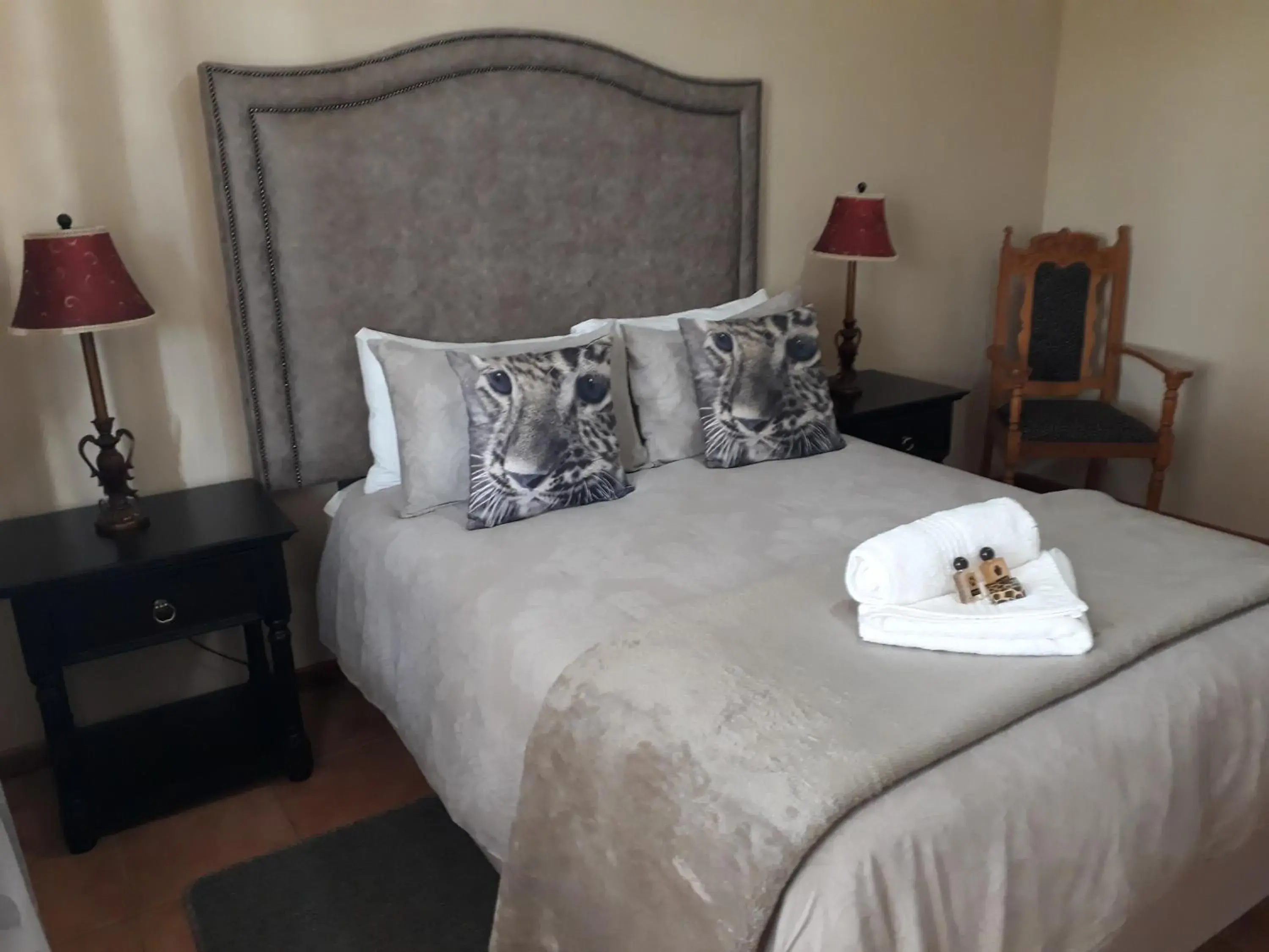 Three-Bedroom Villa in Augrabies De Oude Stoor Guesthouse Three-Bedroom Villa in Augrabies De Oude Stoor Guesthouse