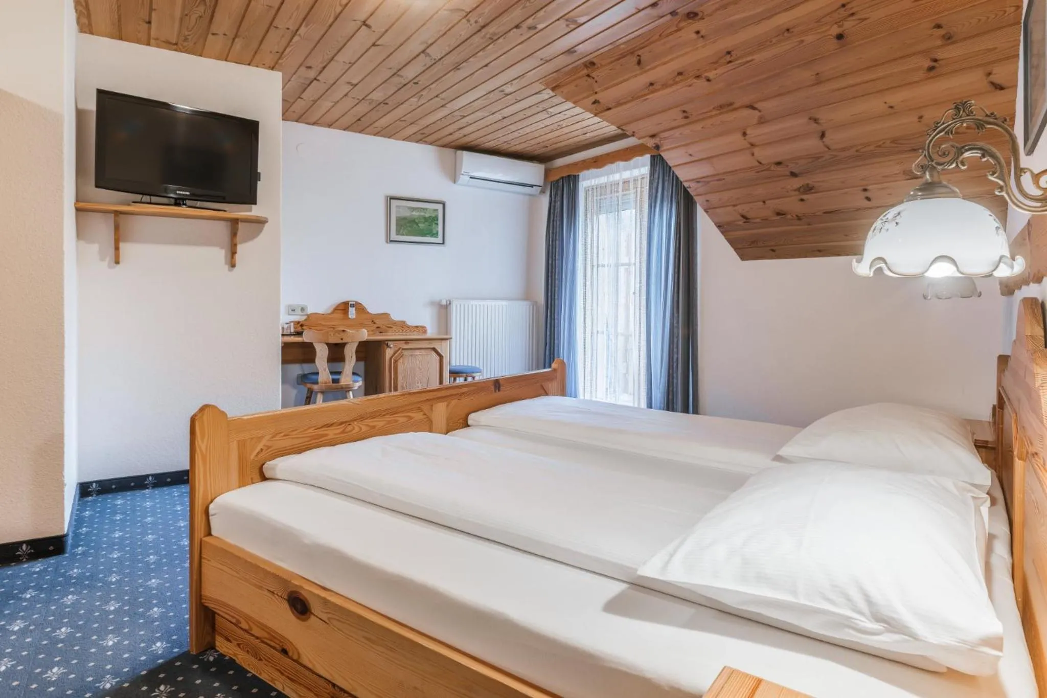 Bed in Garni Hotel Berc