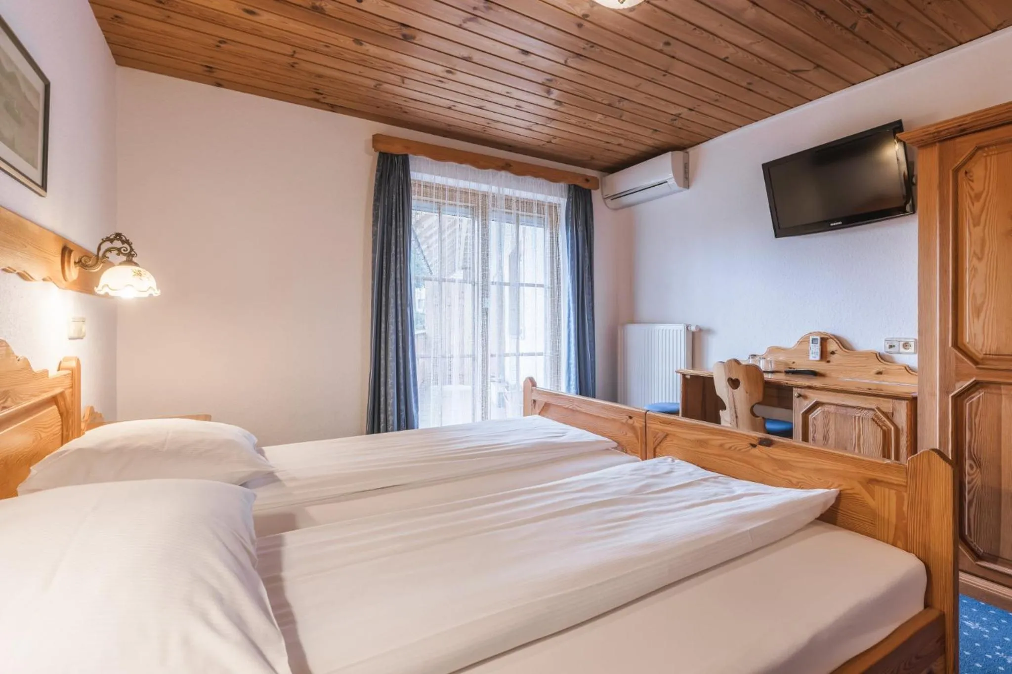 Bed in Garni Hotel Berc