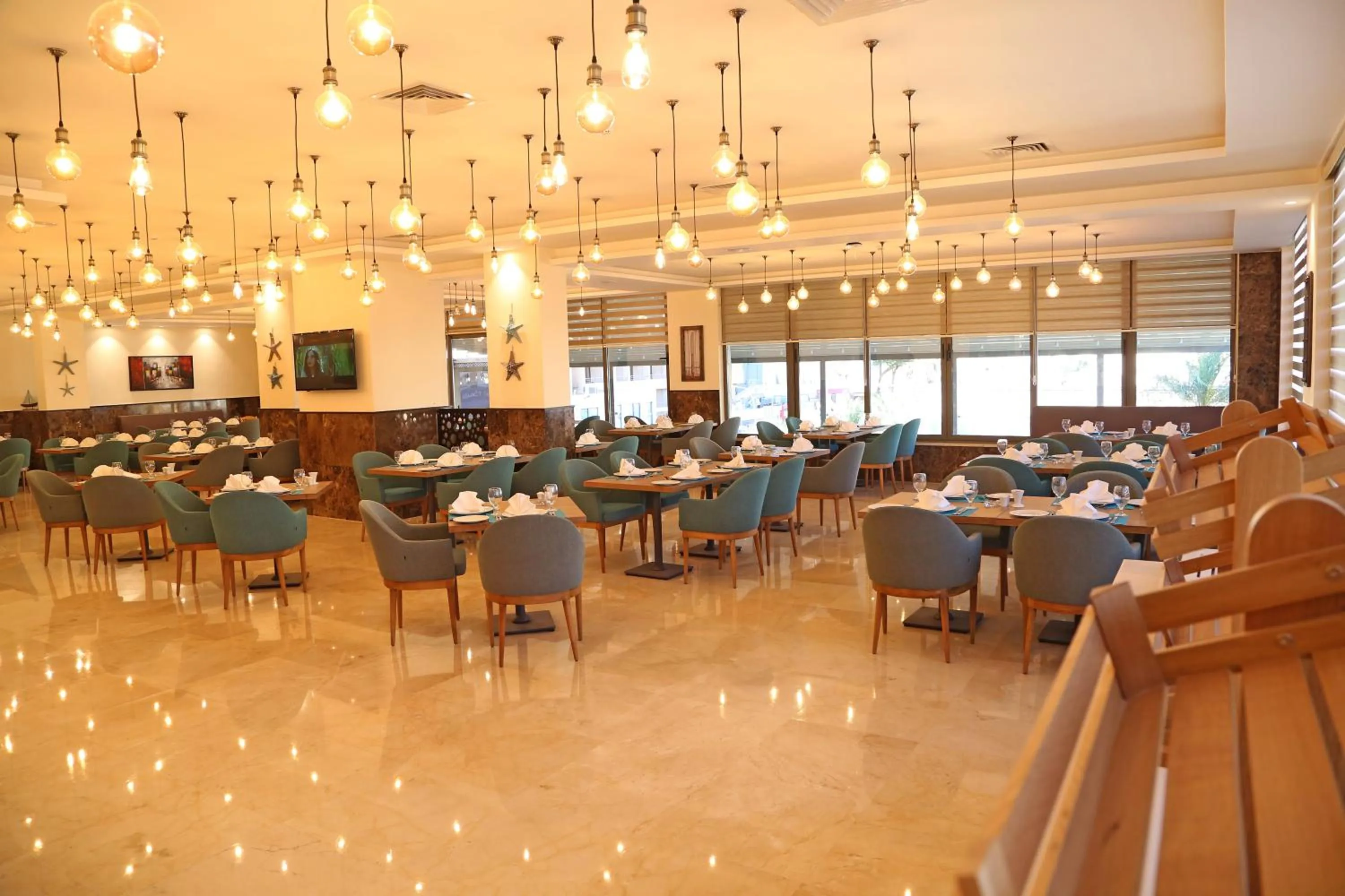 Restaurant/places to eat in Lacosta Hotel