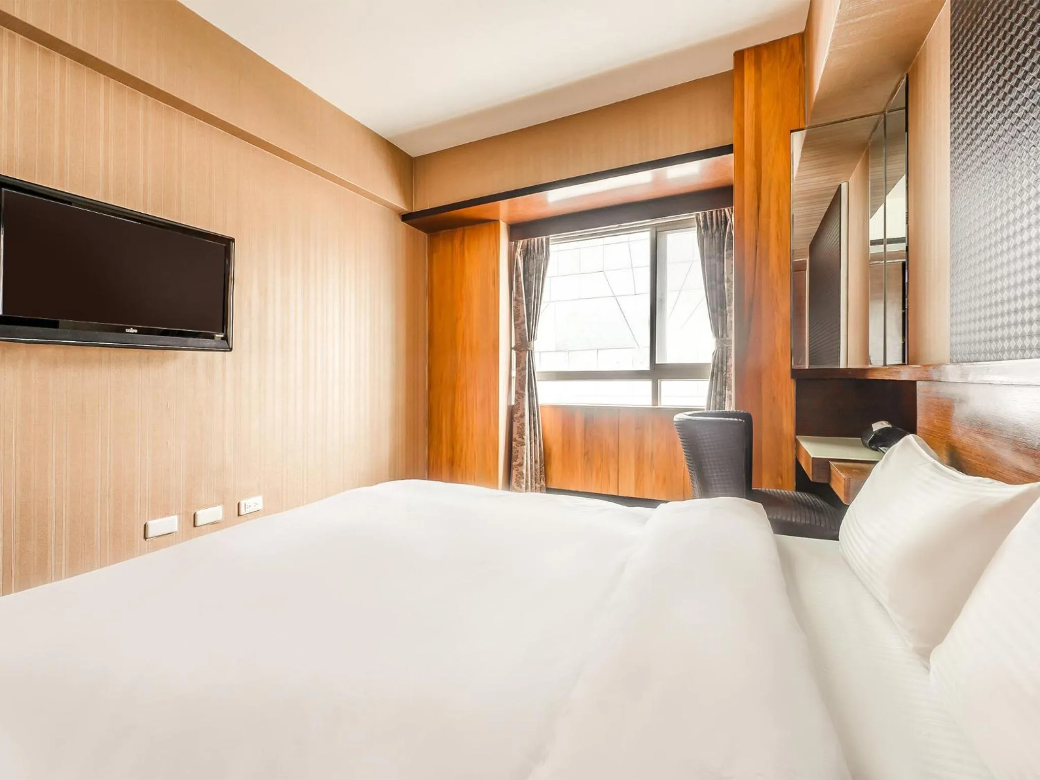 Photo of the whole room, Bed in CHECK inn Express Taichung Fengchia