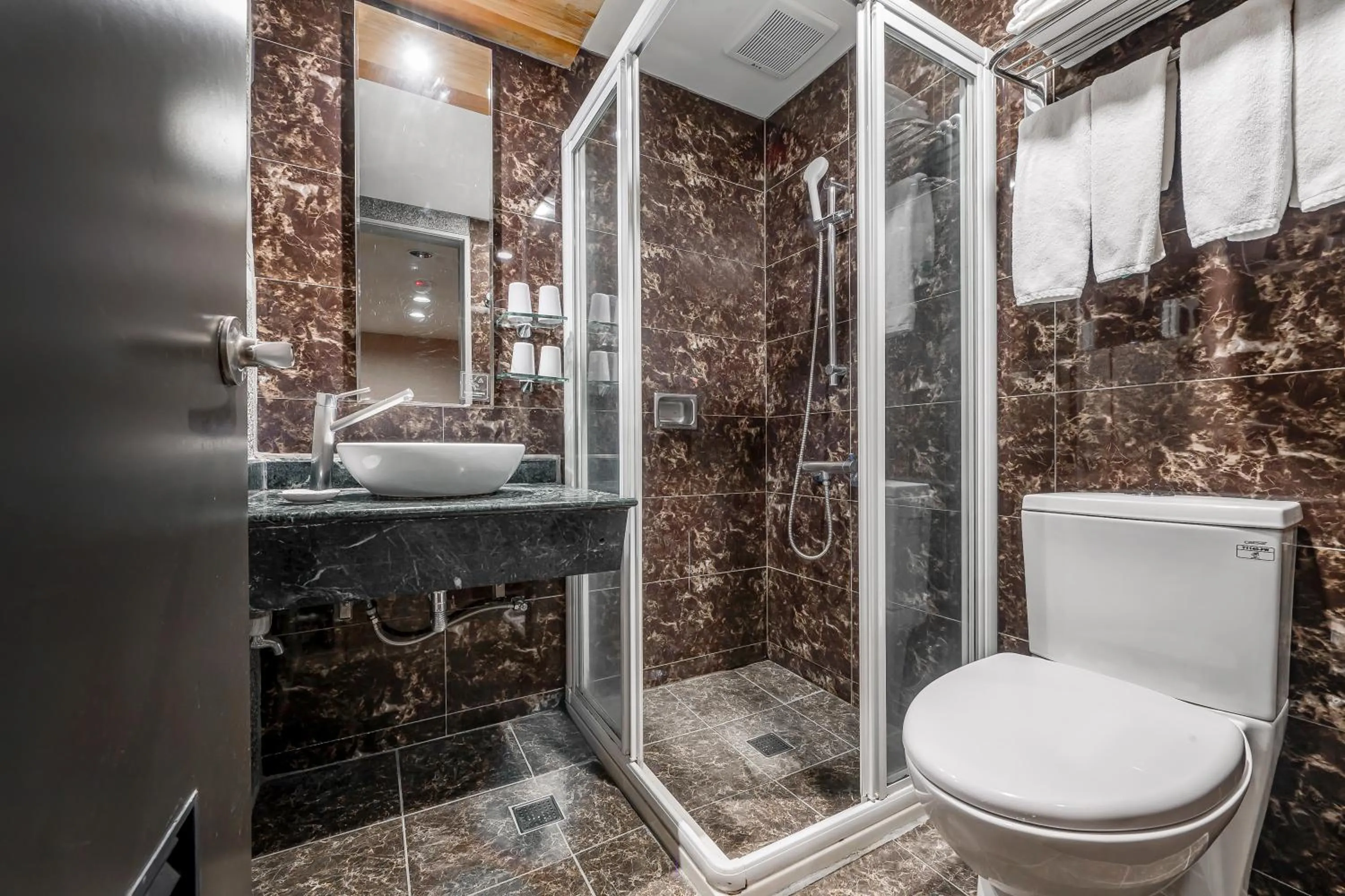 Shower in CHECK inn Express Taichung Fengchia