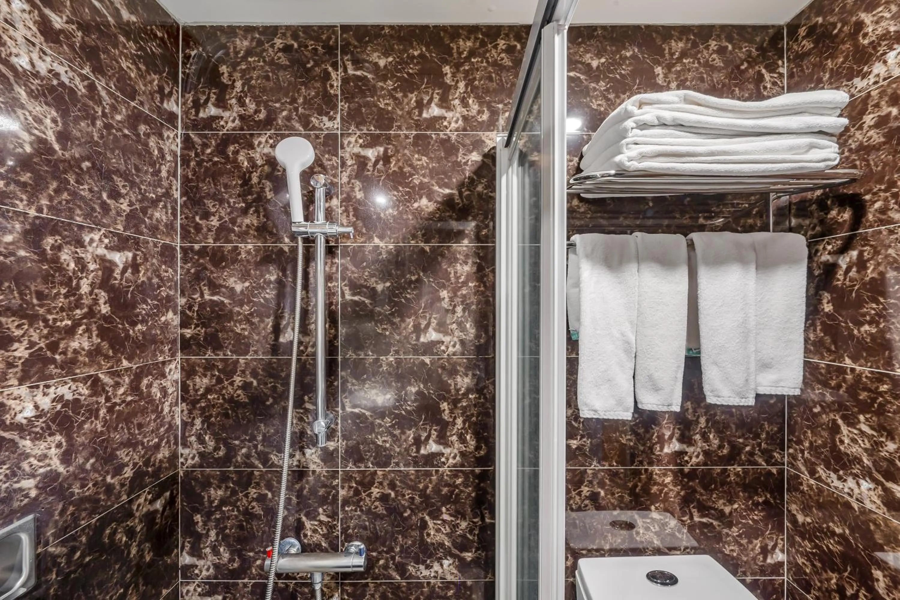 Shower in CHECK inn Express Taichung Fengchia