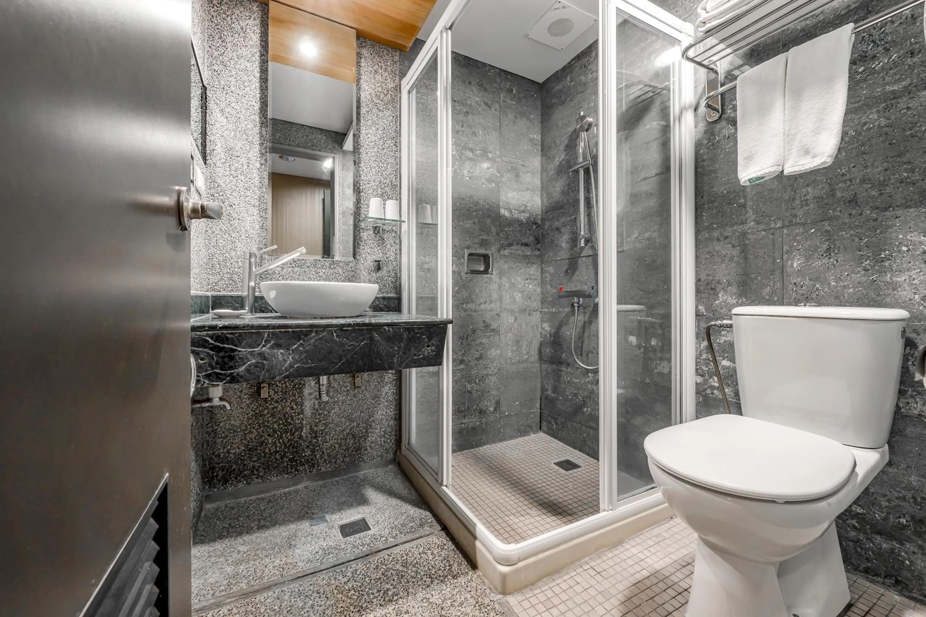 Shower in CHECK inn Express Taichung Fengchia