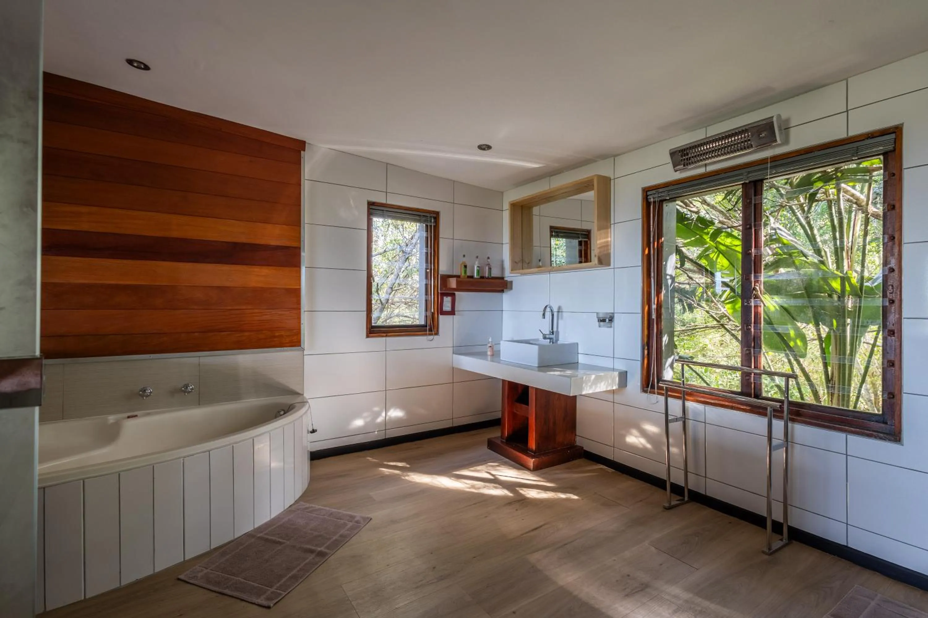Bathroom in Hog Hollow Country Lodge
