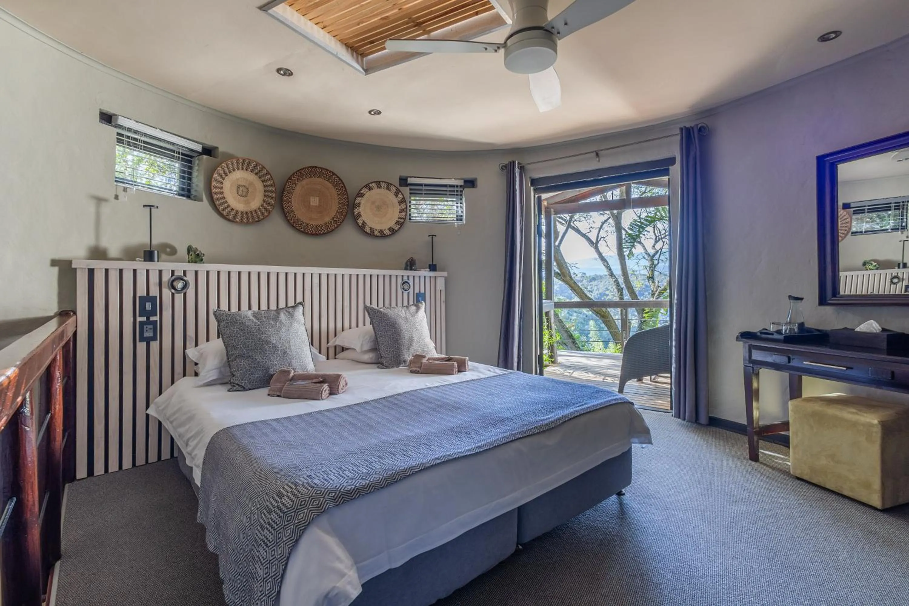 Bed in Hog Hollow Country Lodge