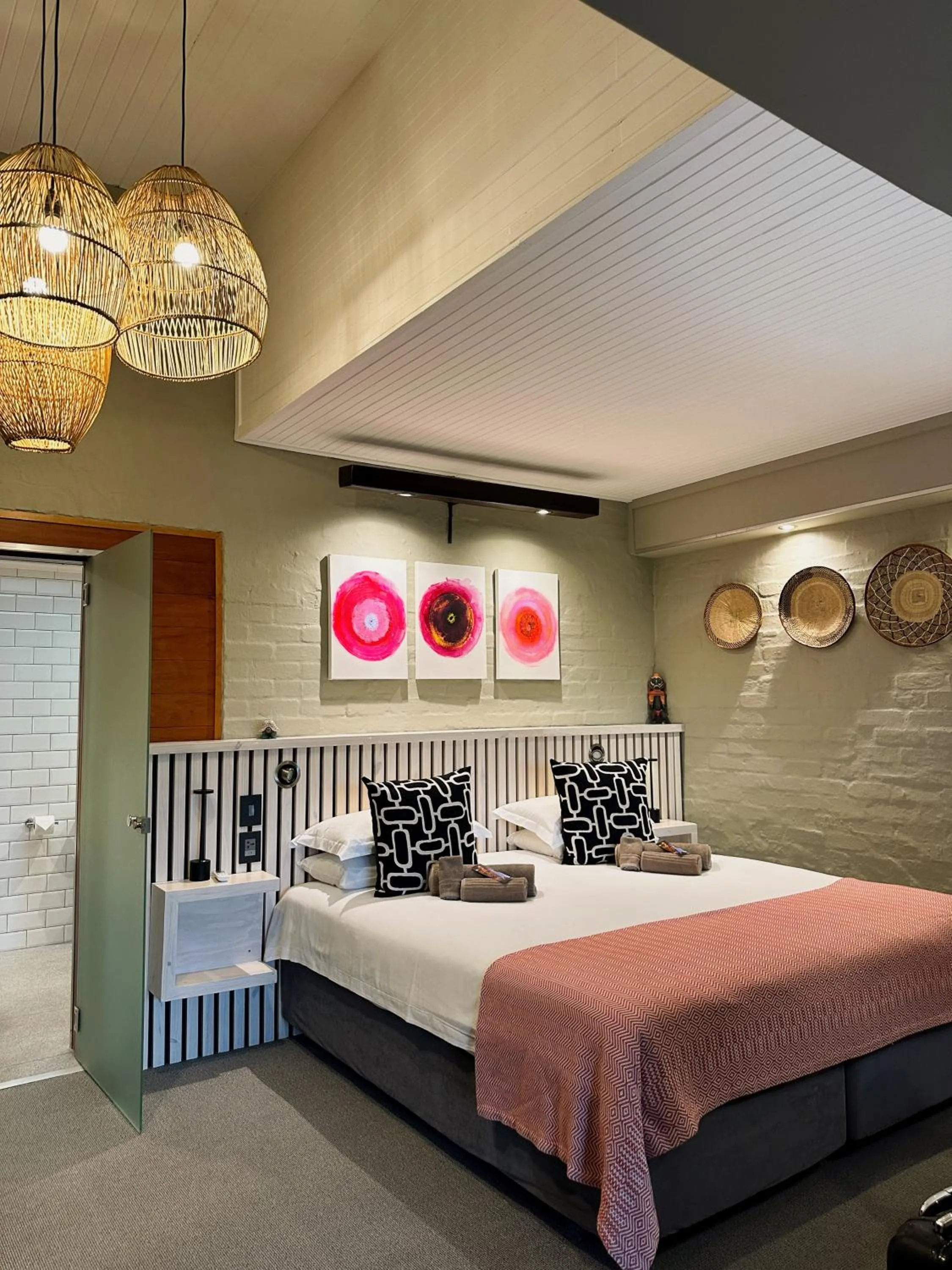 Bed in Hog Hollow Country Lodge