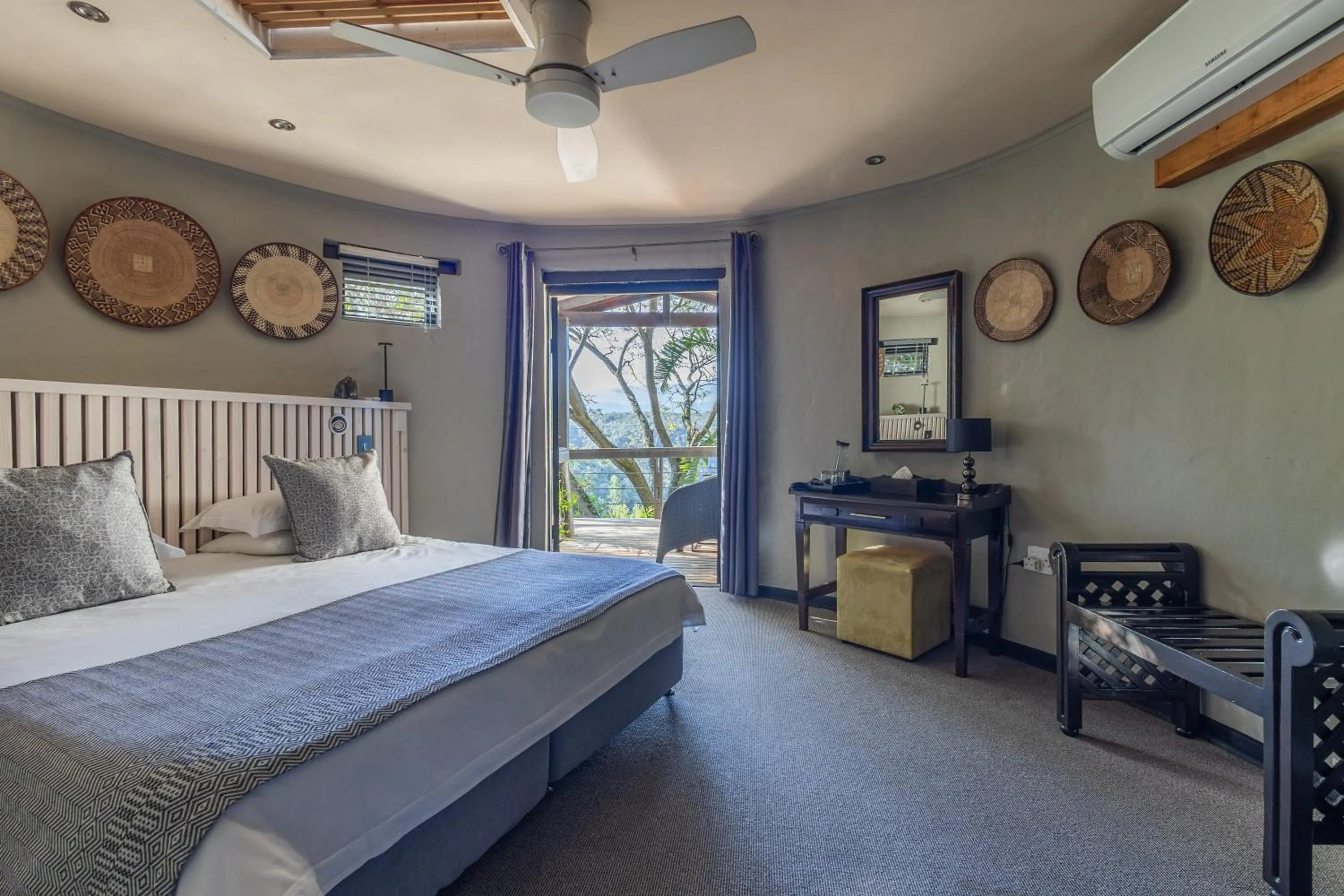 Bed in Hog Hollow Country Lodge