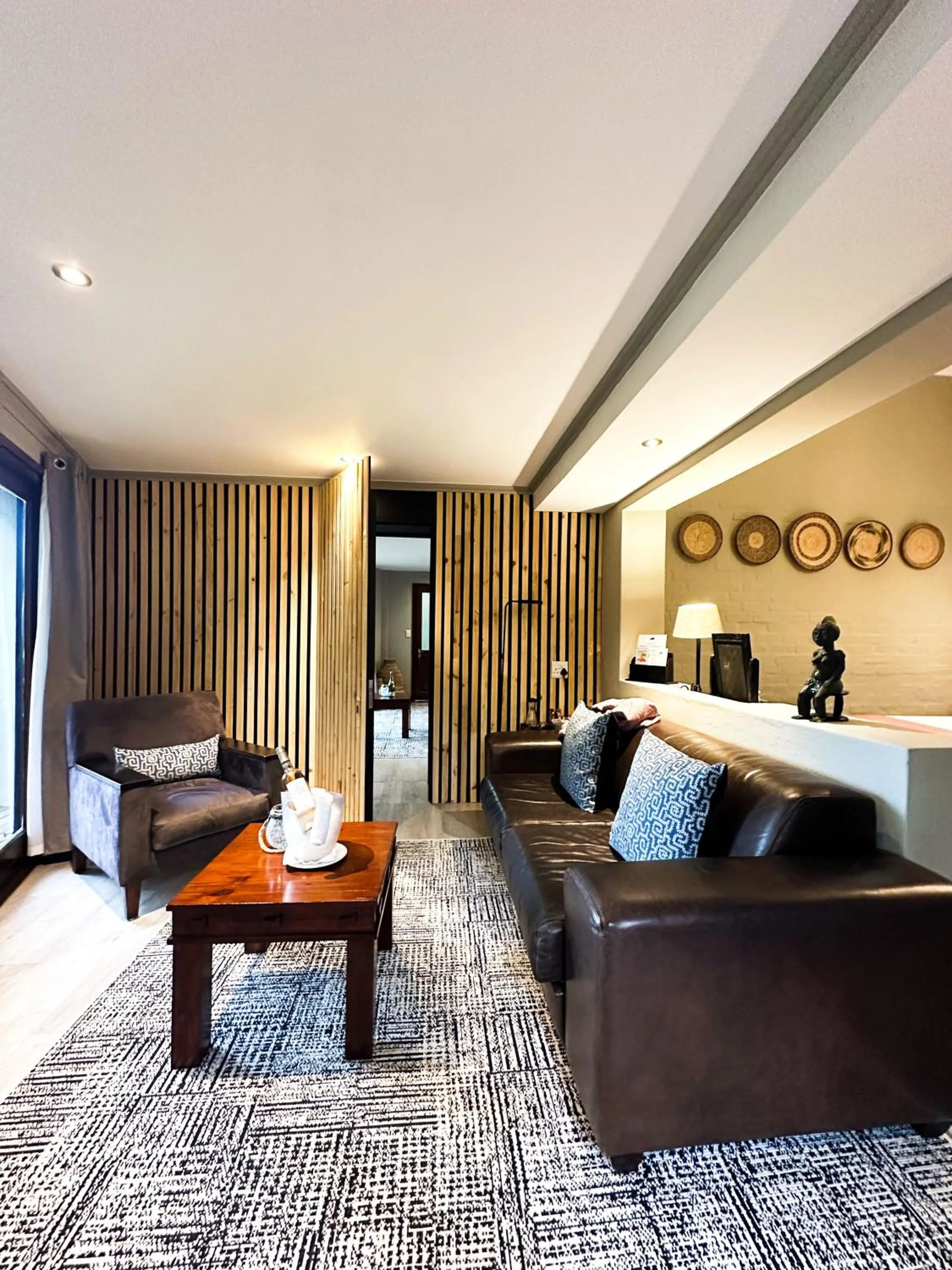 Seating area, Bed in Hog Hollow Country Lodge