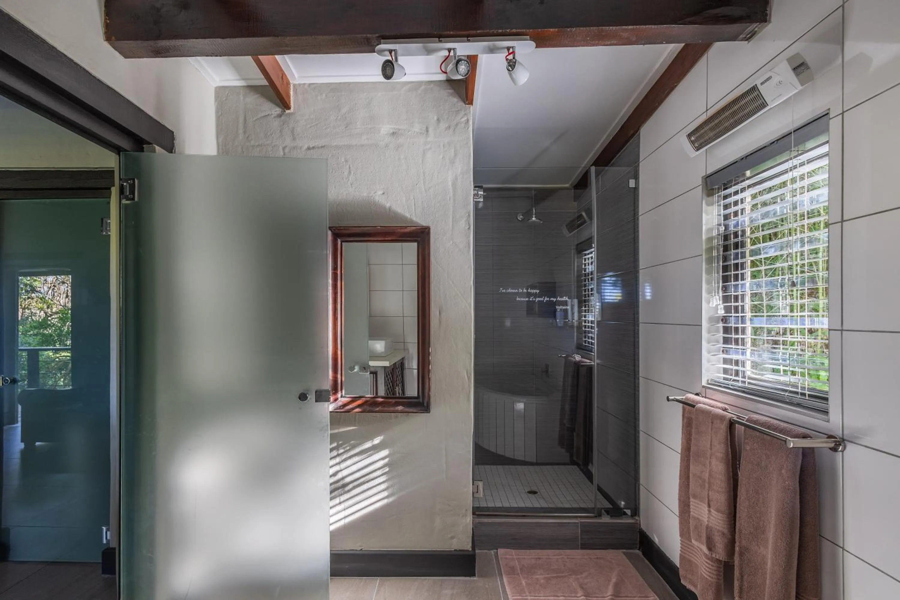 Shower in Hog Hollow Country Lodge