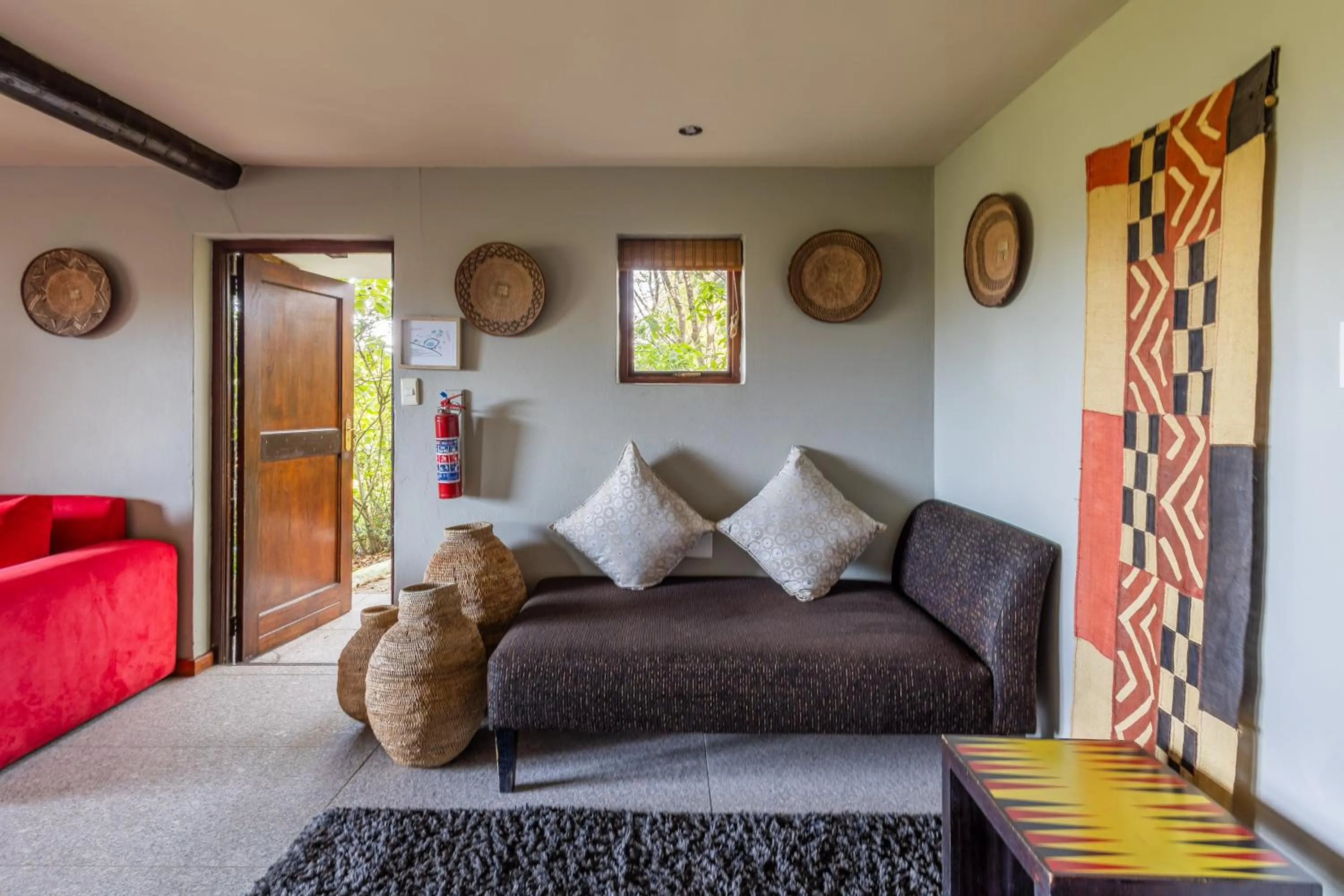 Living room, Bed in Hog Hollow Country Lodge