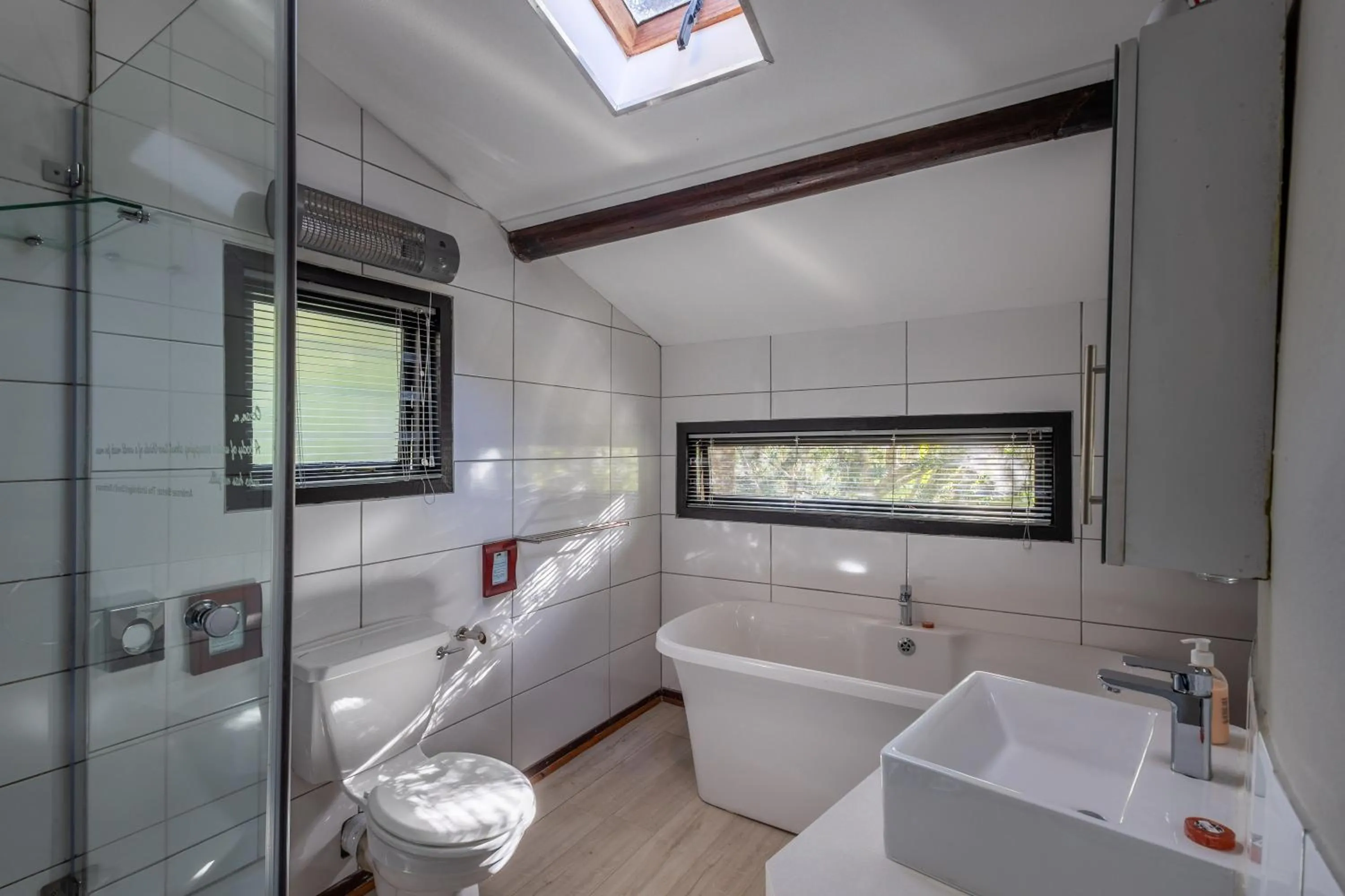 Shower in Hog Hollow Country Lodge