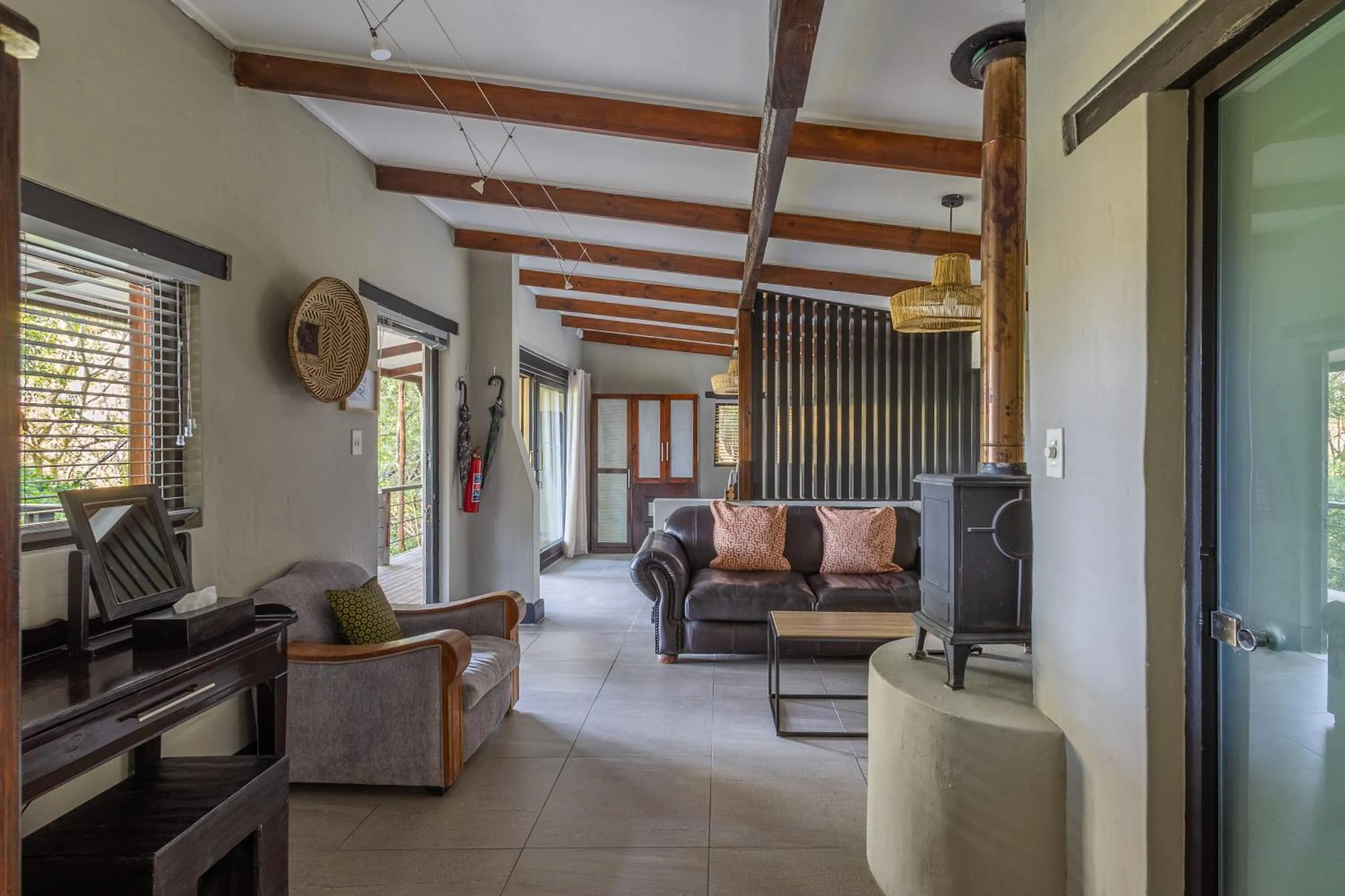 Living room in Hog Hollow Country Lodge