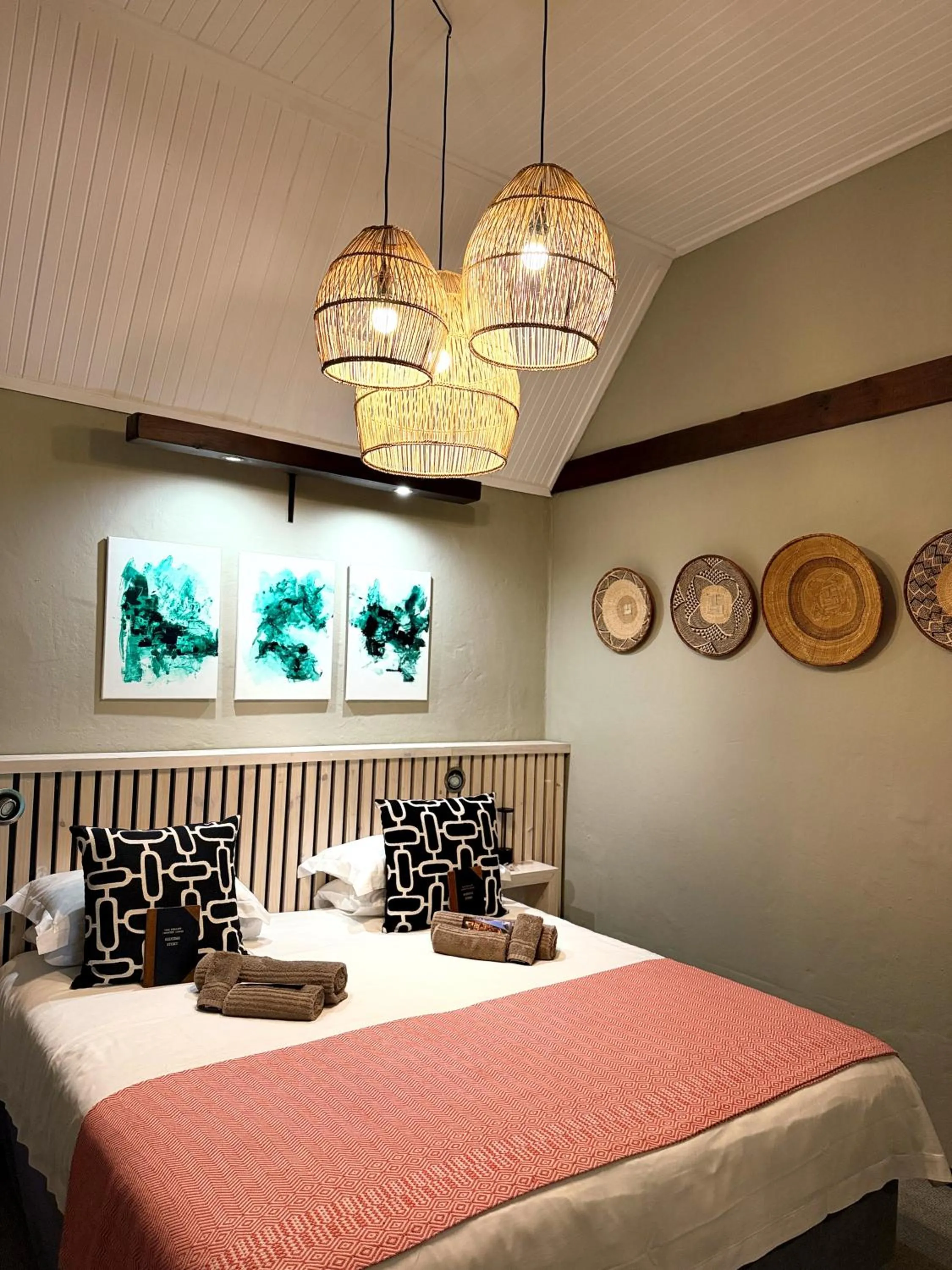 Bed in Hog Hollow Country Lodge