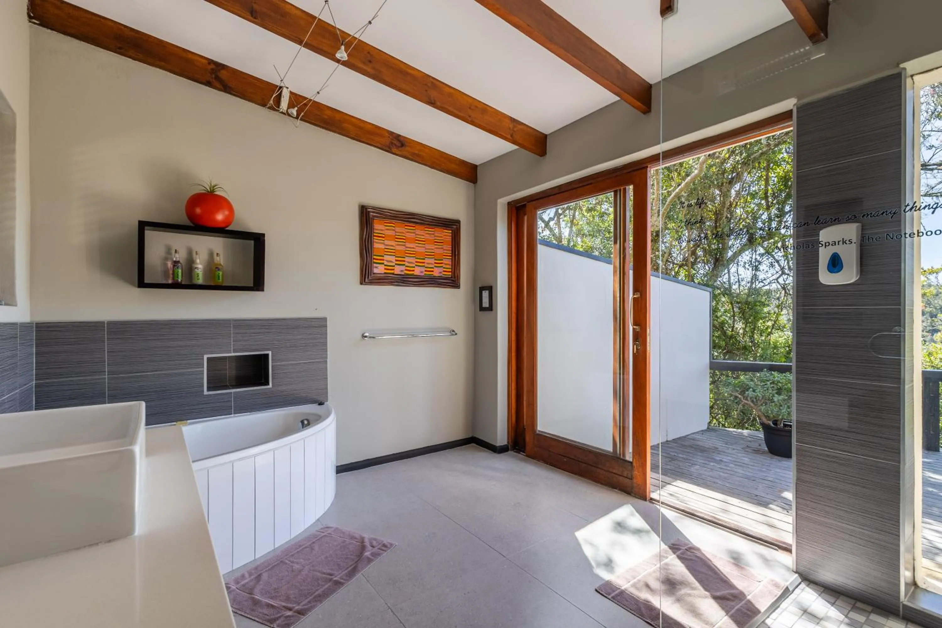 Bathroom in Hog Hollow Country Lodge