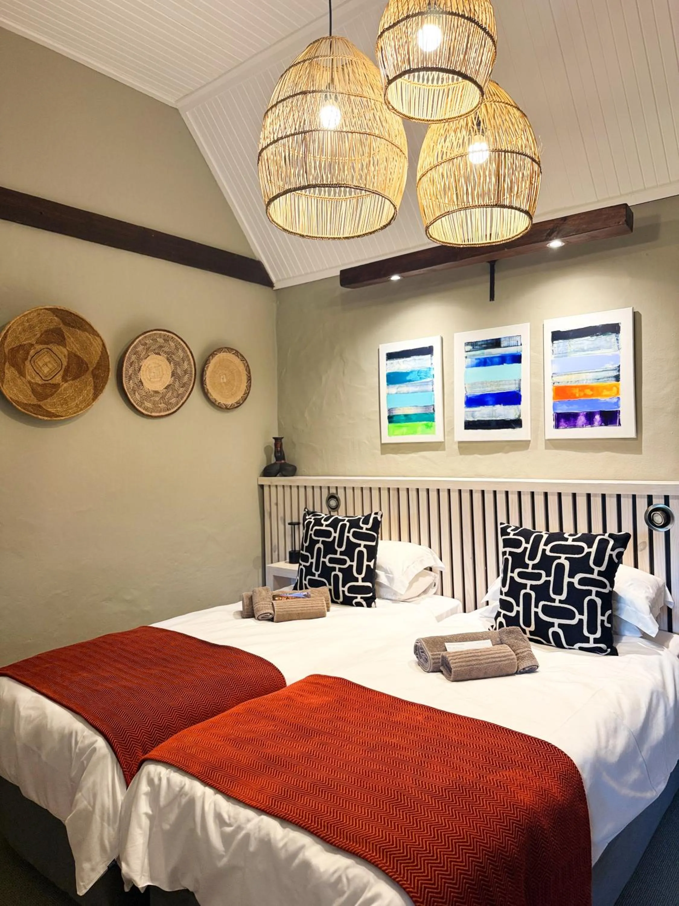 Bed in Hog Hollow Country Lodge