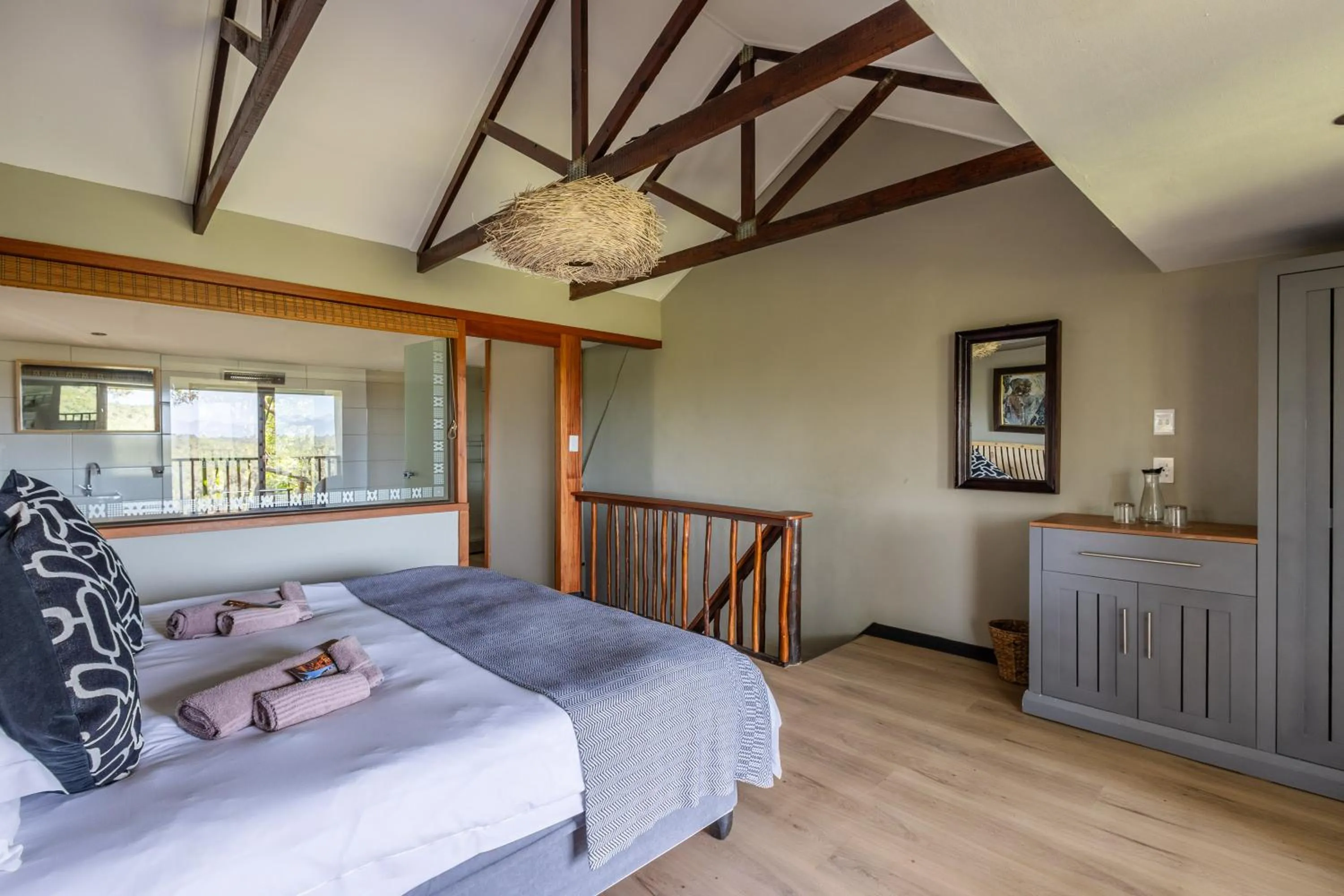 Bed in Hog Hollow Country Lodge