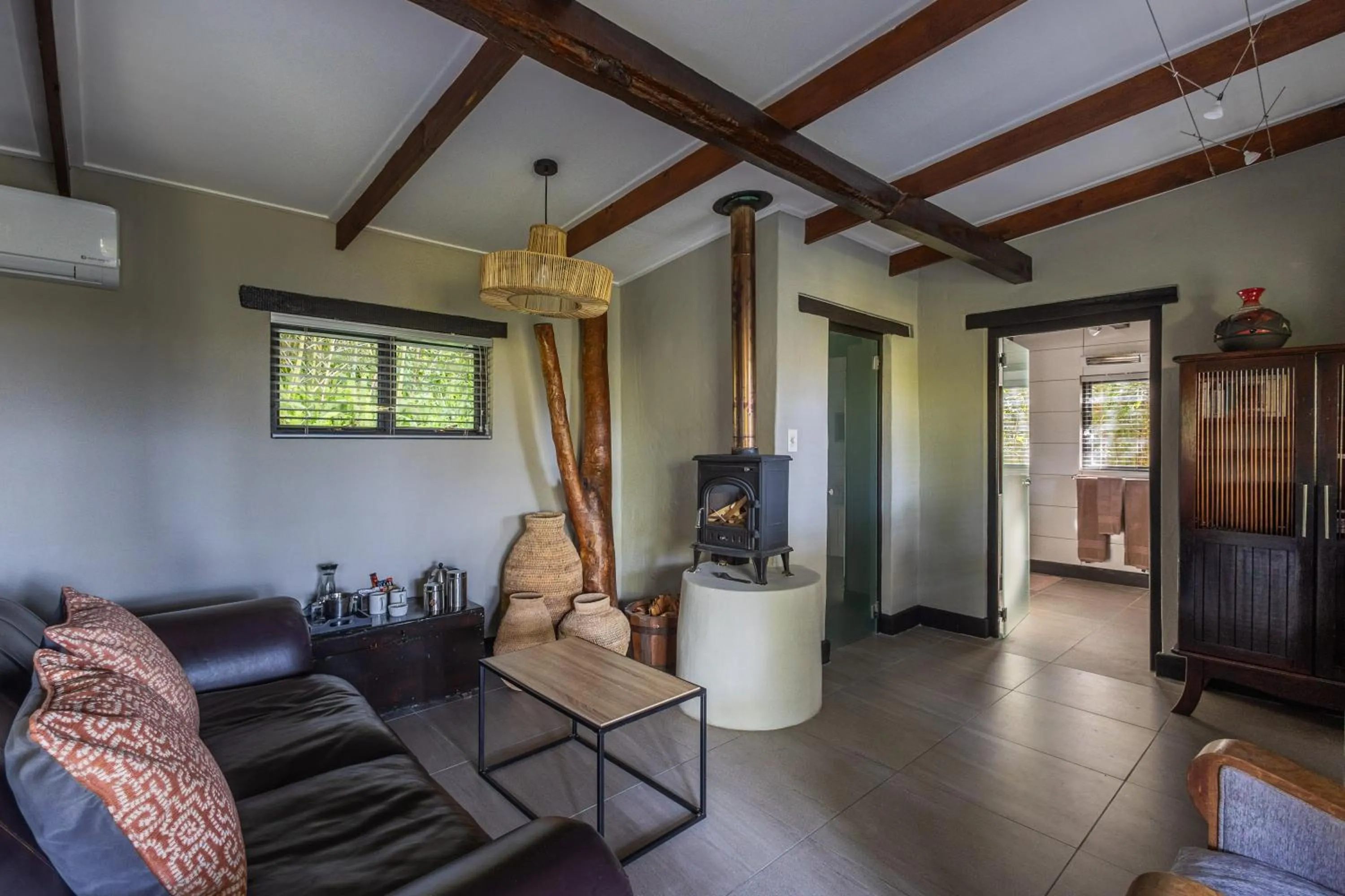 Living room in Hog Hollow Country Lodge