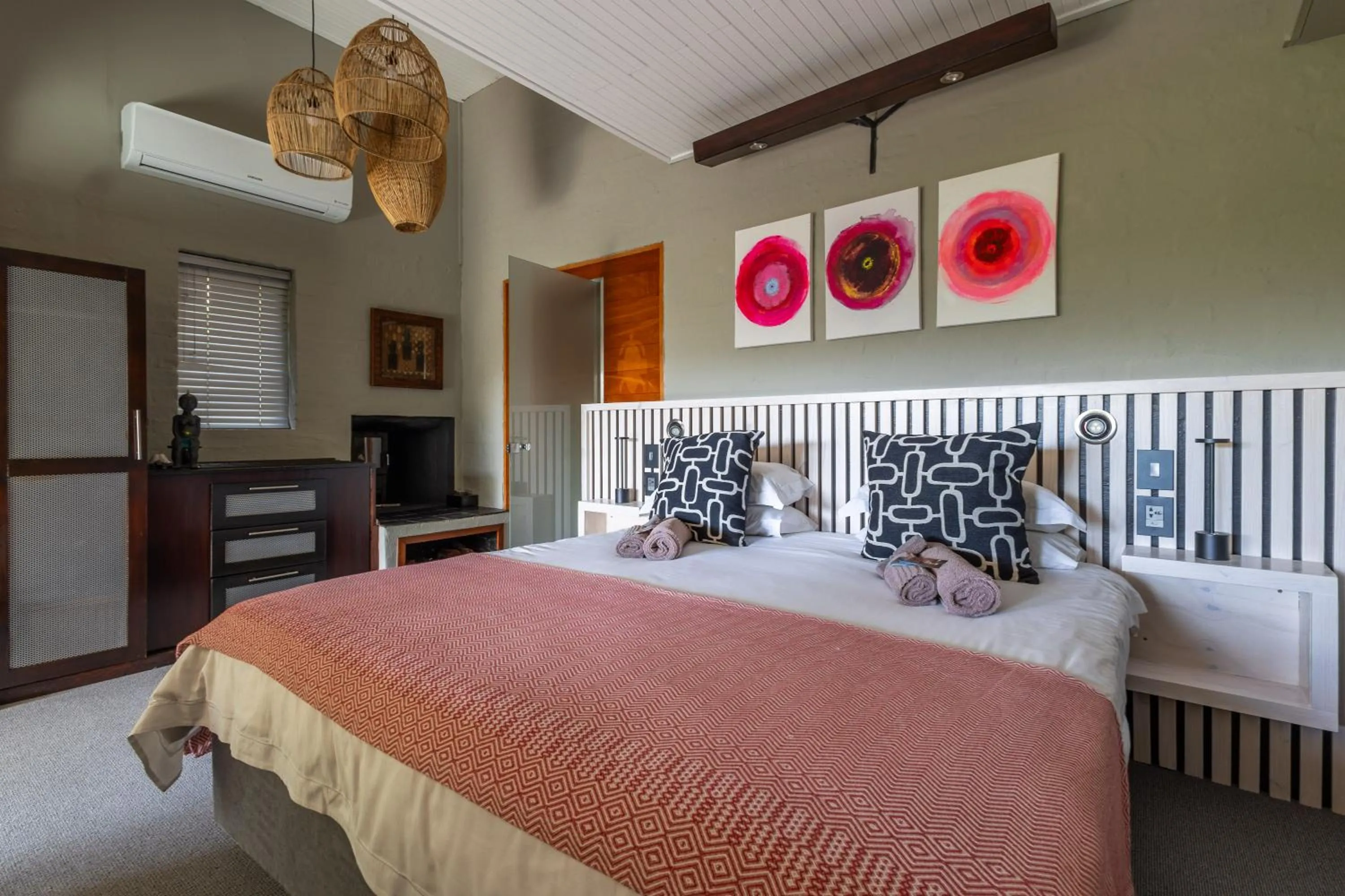 Bed in Hog Hollow Country Lodge