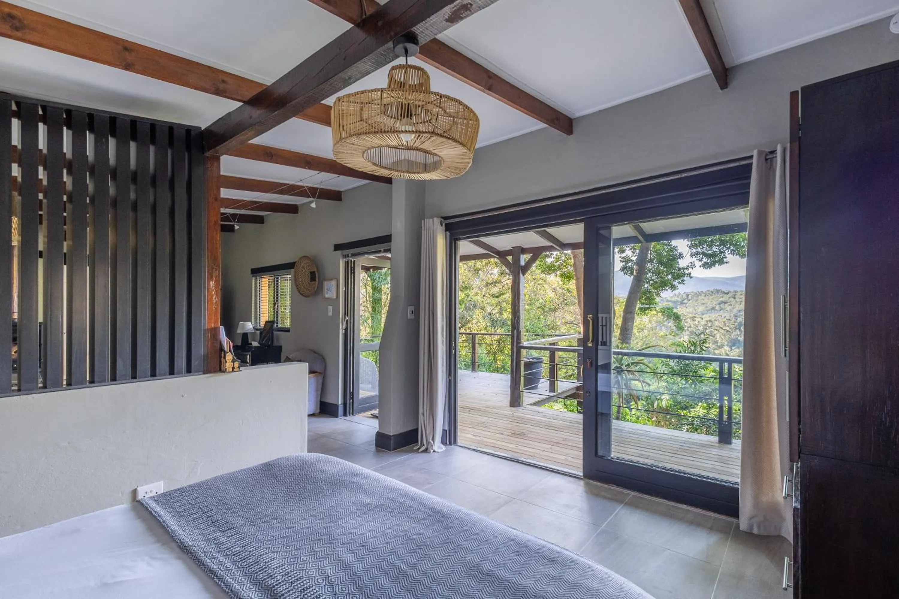 Bed in Hog Hollow Country Lodge