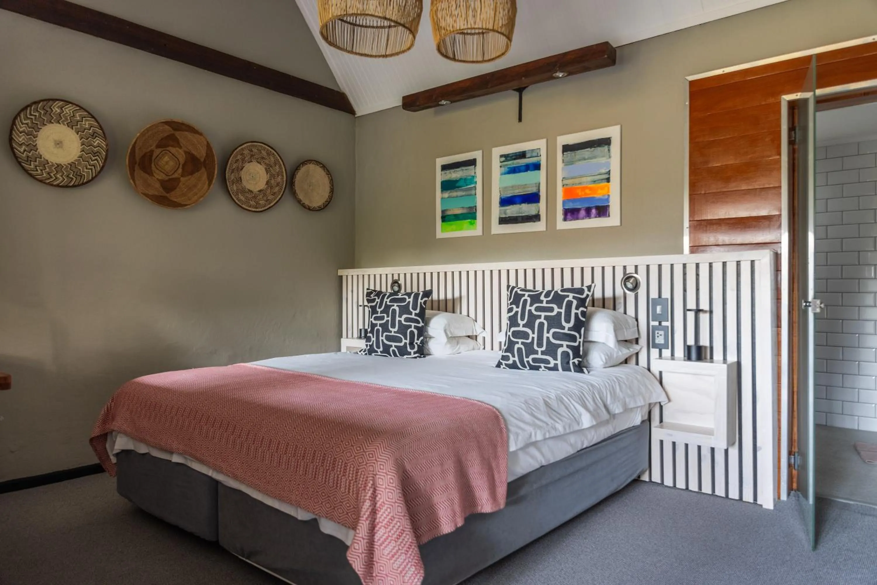 Bed in Hog Hollow Country Lodge