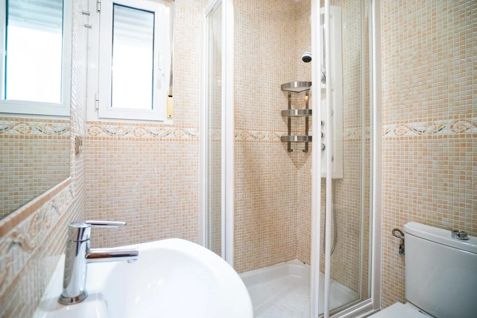 Shower in Smartr Madrid La Latina