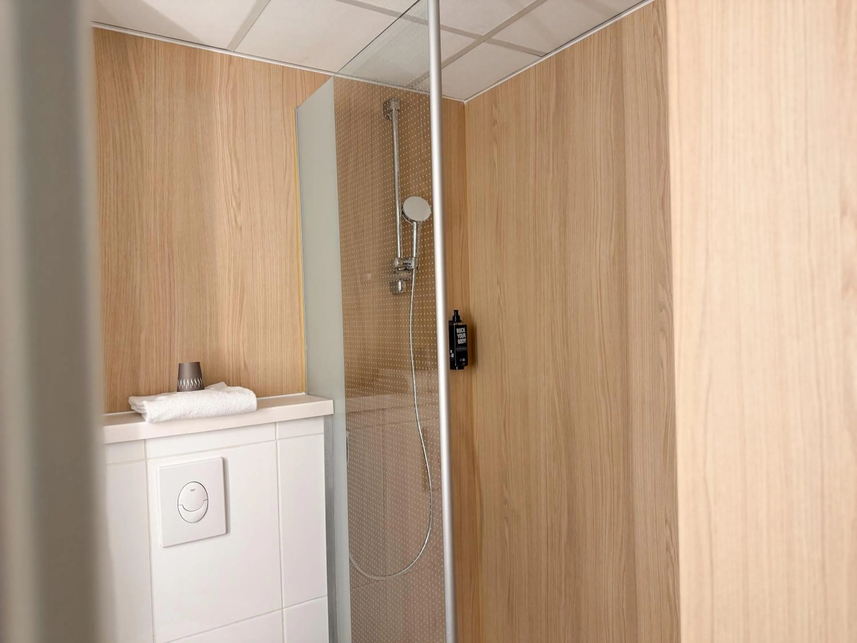 Shower in ibis Nîmes Ouest - A9