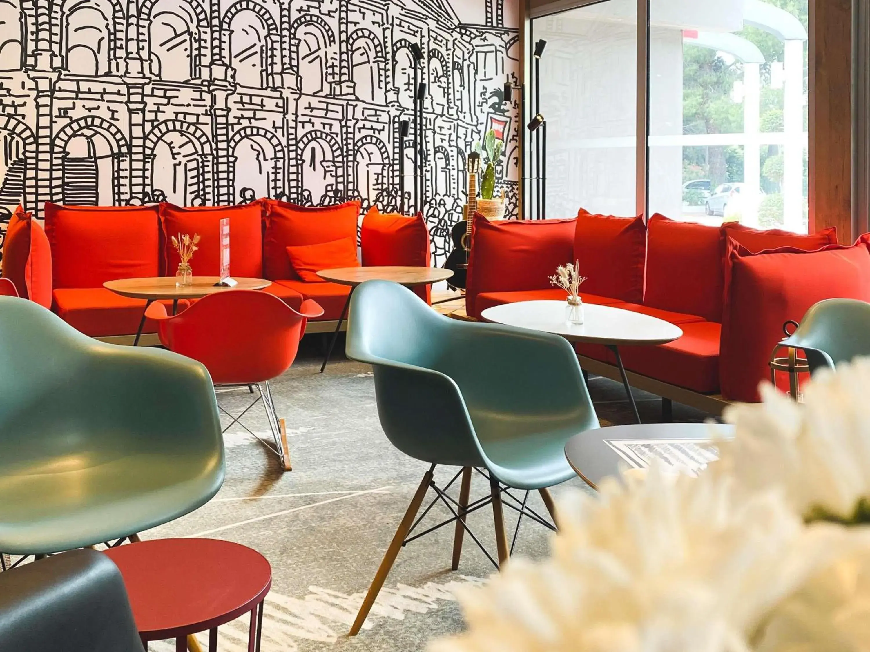 Lounge or bar in ibis Nîmes Ouest - A9 Lounge or bar in ibis Nîmes Ouest - A9