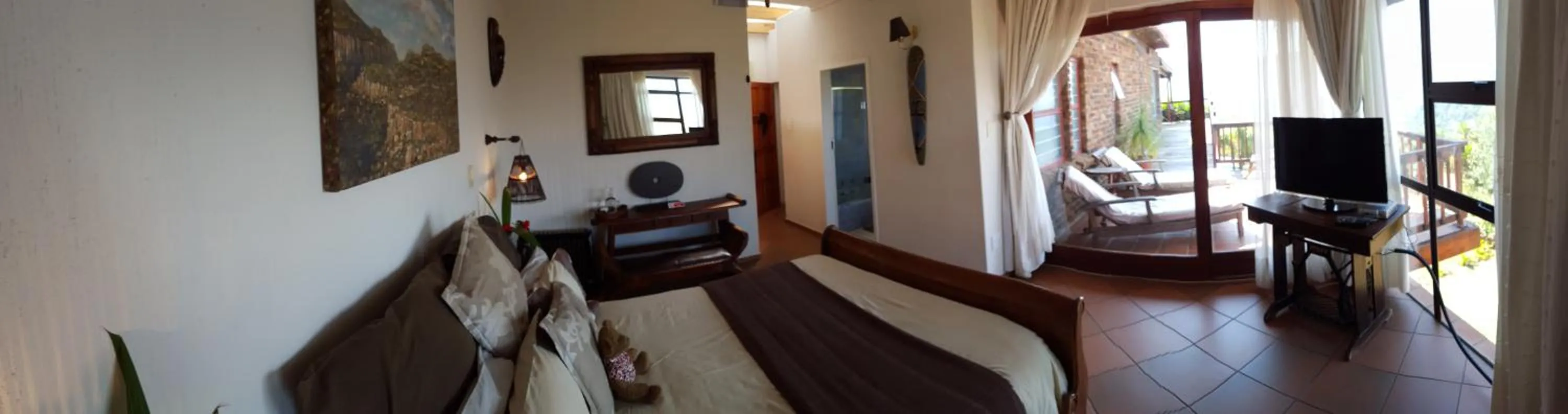 Photo of the whole room, Bed in Acra-Retreat Mountain View Lodge