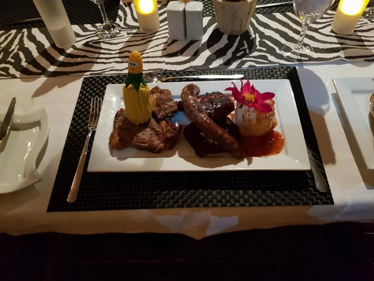 Restaurant/places to eat in Acra-Retreat Mountain View Lodge