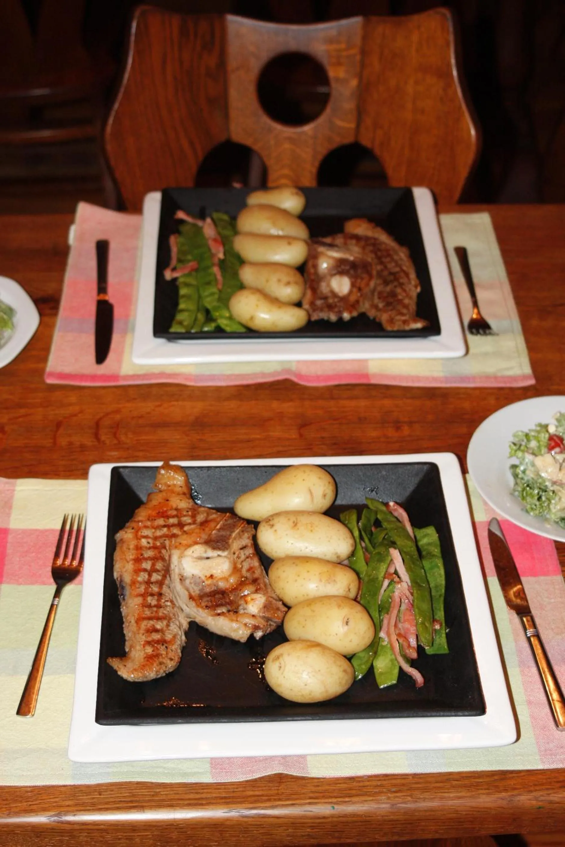 Restaurant/places to eat in Acra-Retreat Mountain View Lodge