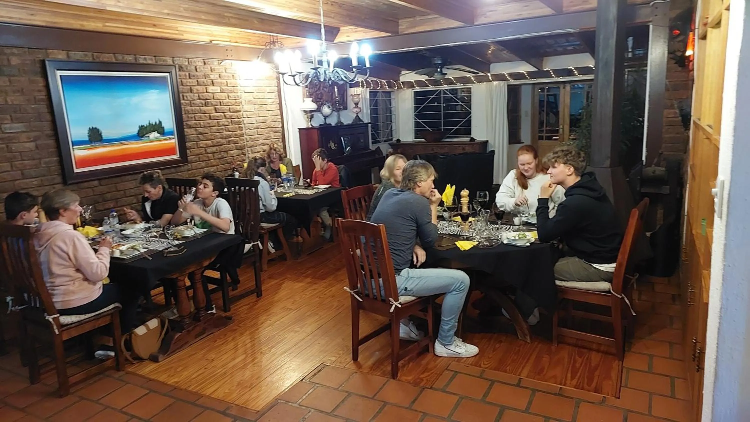 Restaurant/places to eat in Acra-Retreat Mountain View Lodge