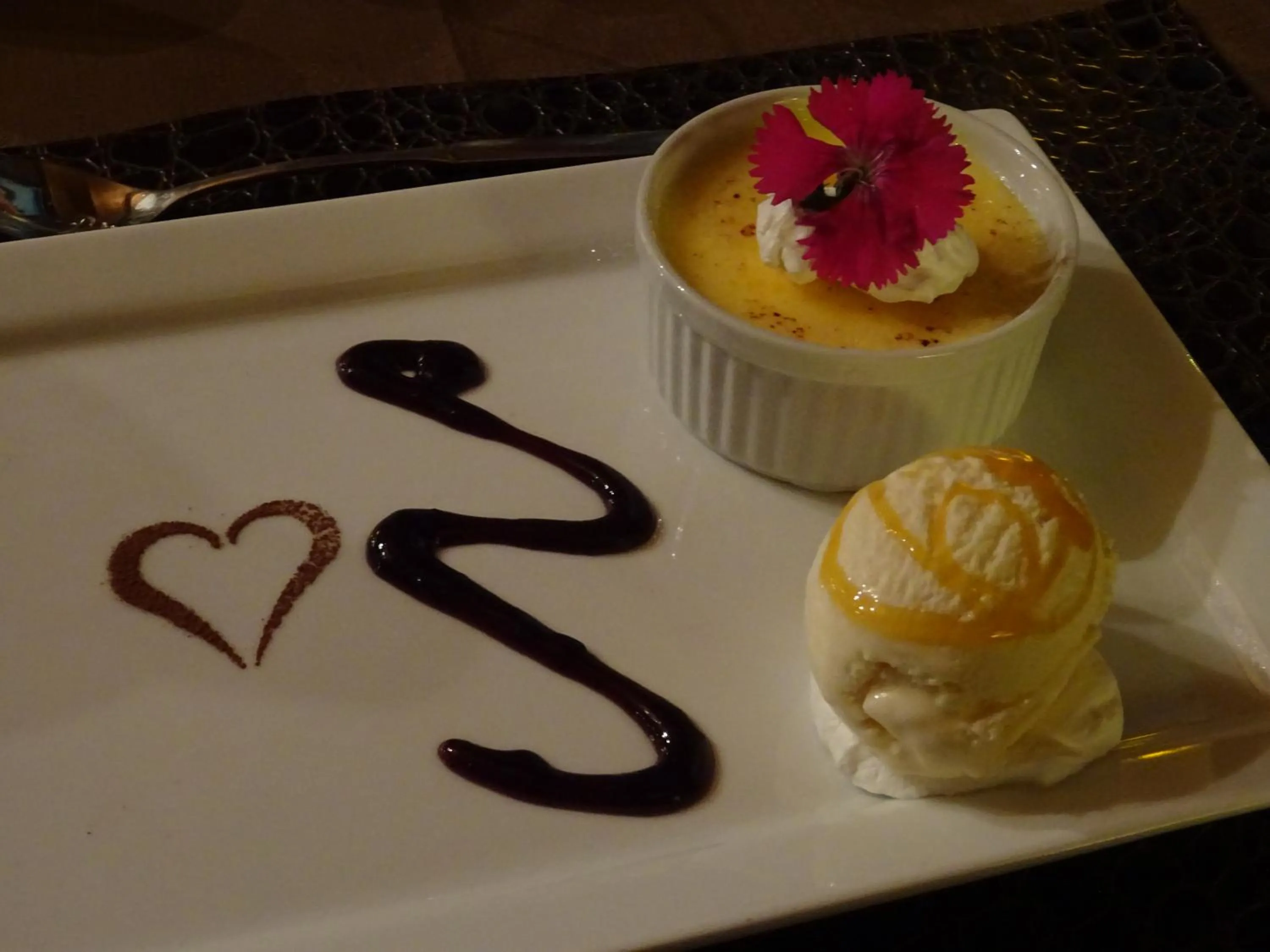 Restaurant/places to eat in Acra-Retreat Mountain View Lodge