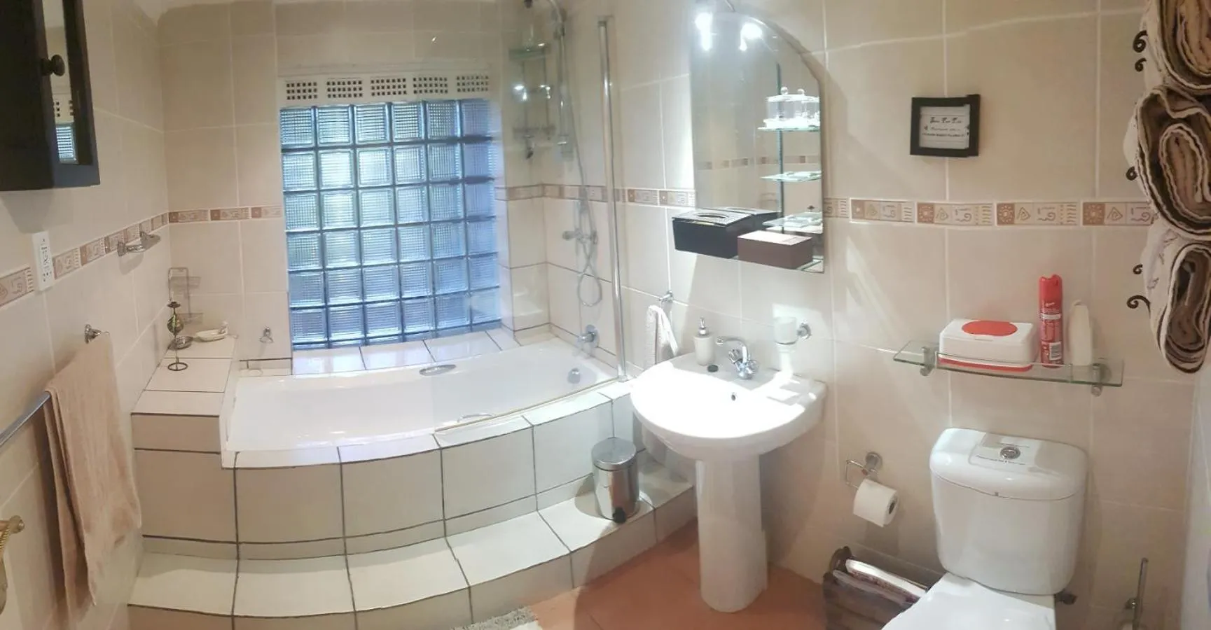 Shower in Acra-Retreat Mountain View Lodge