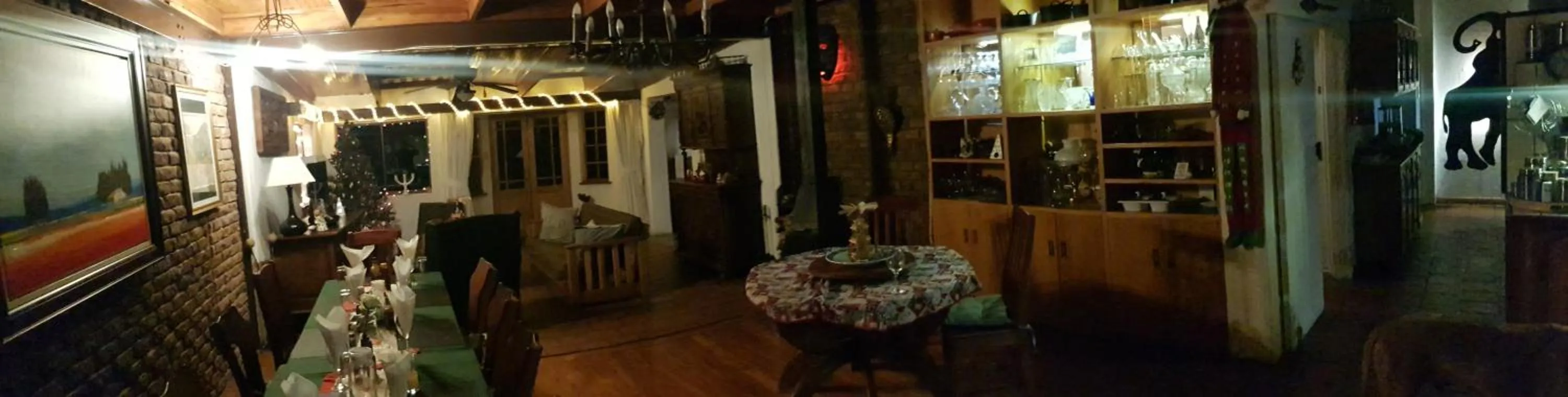 Restaurant/places to eat in Acra-Retreat Mountain View Lodge